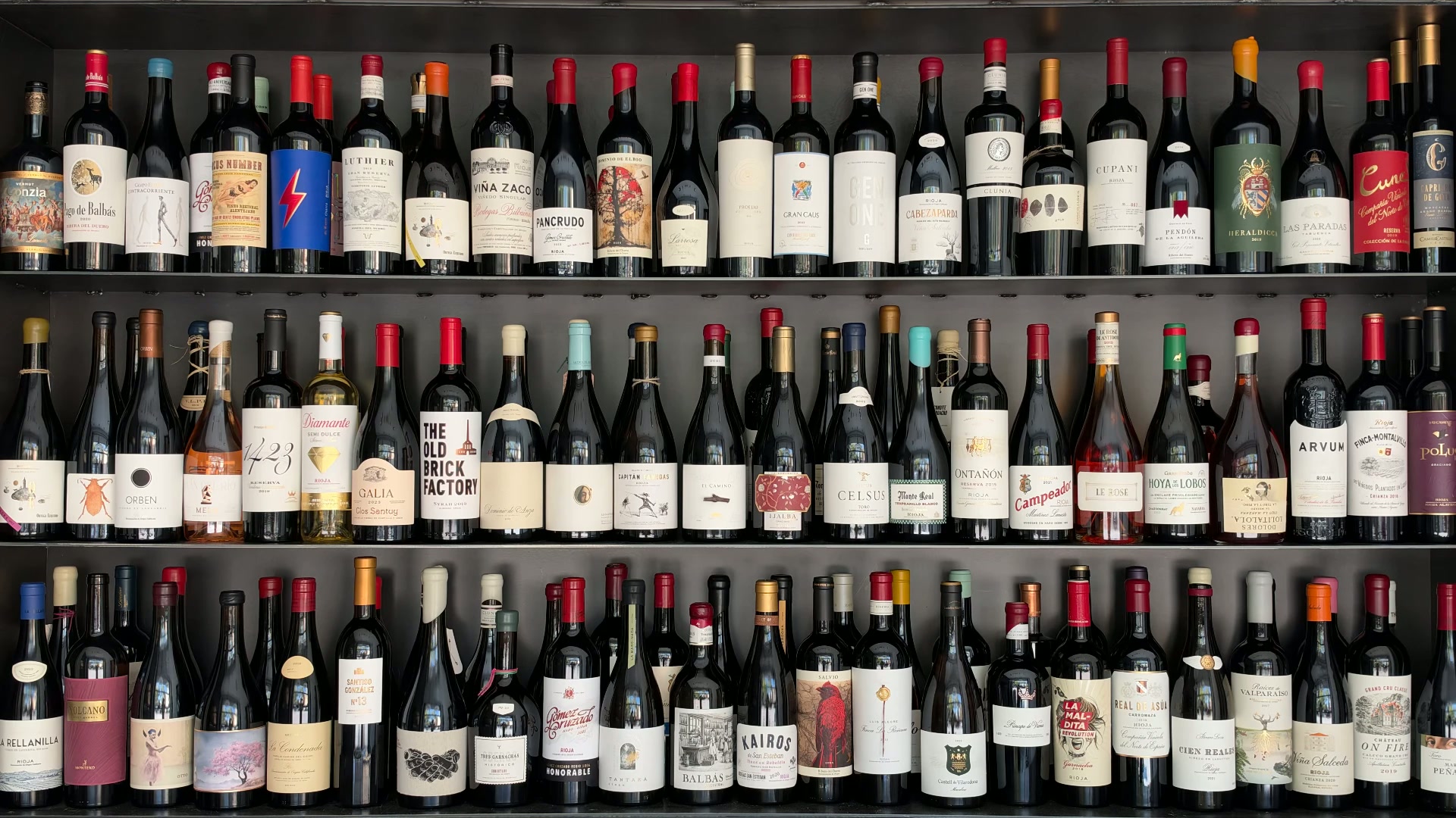Estantería con una colección de botellas de vino