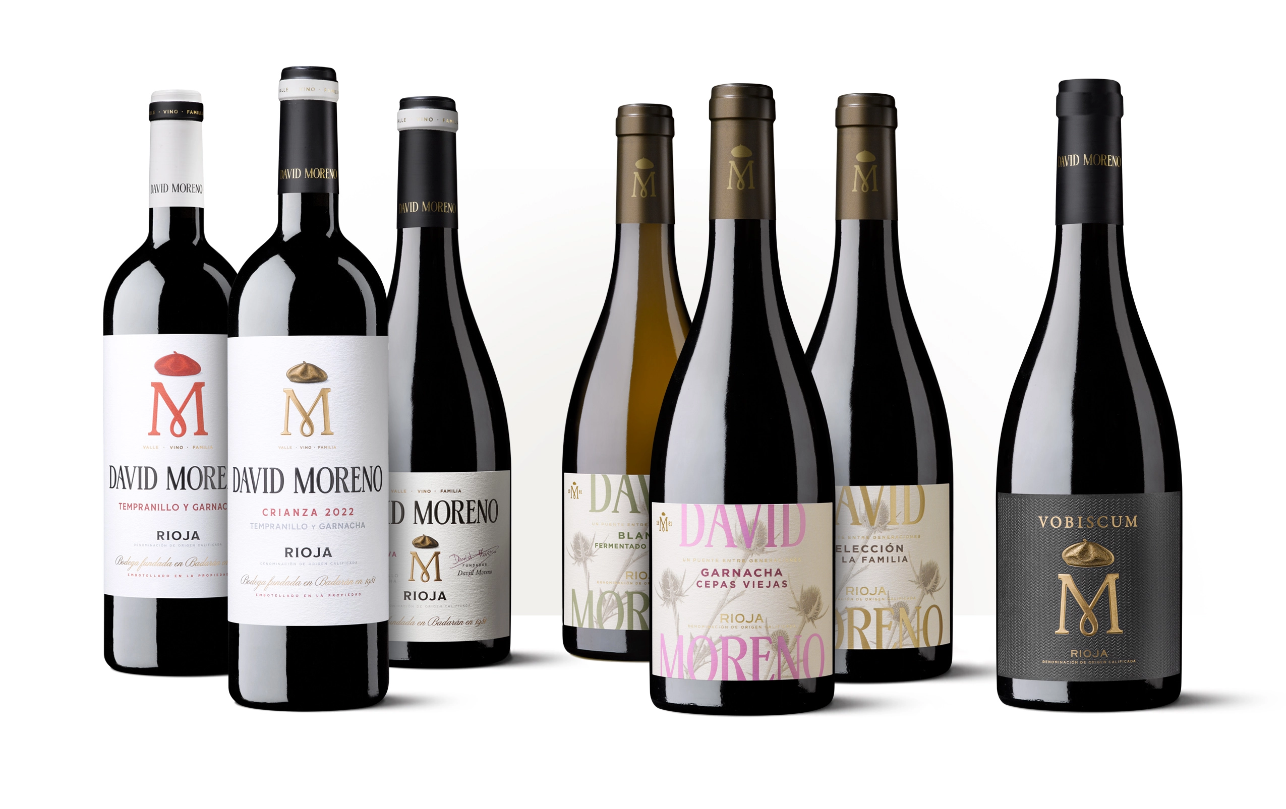 Siluetas de cinco botellas de Bodegas David Moreno, con etiquetas claras y tonos rosados, dorados y negros.
