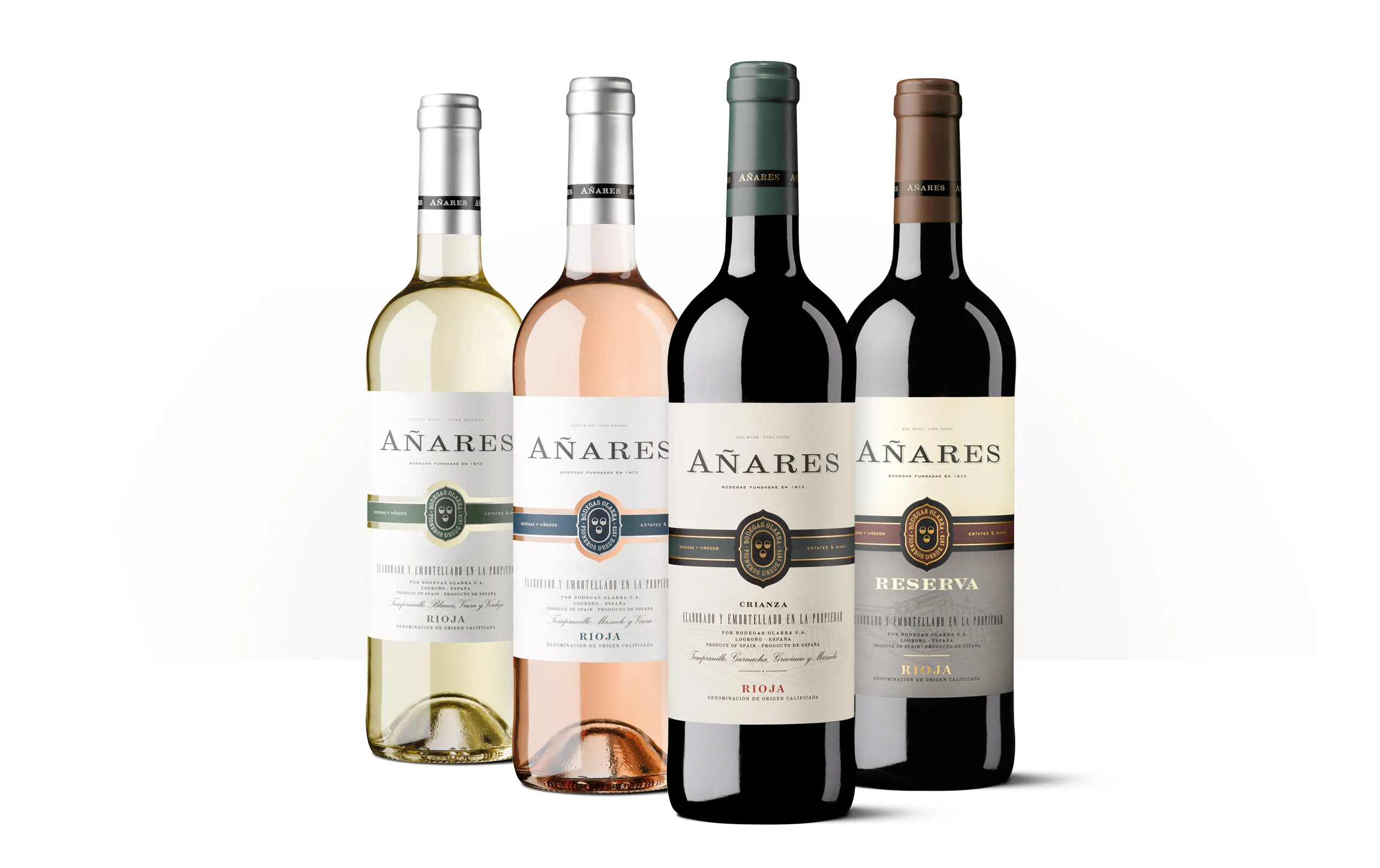 Siluetas de cuatro botellas de Añares, con etiquetas sobrias para la familia de vinos de Bodegas Olarra.
