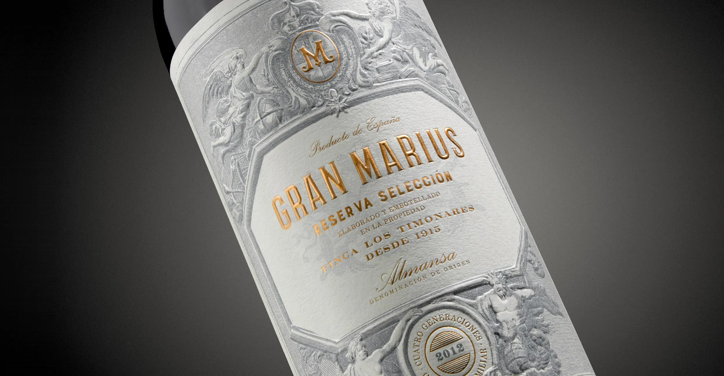 Botella de Gran Marius de Bodegas Piqueras con una etiqueta ornamental y acabados gráficos de gran detalle.
