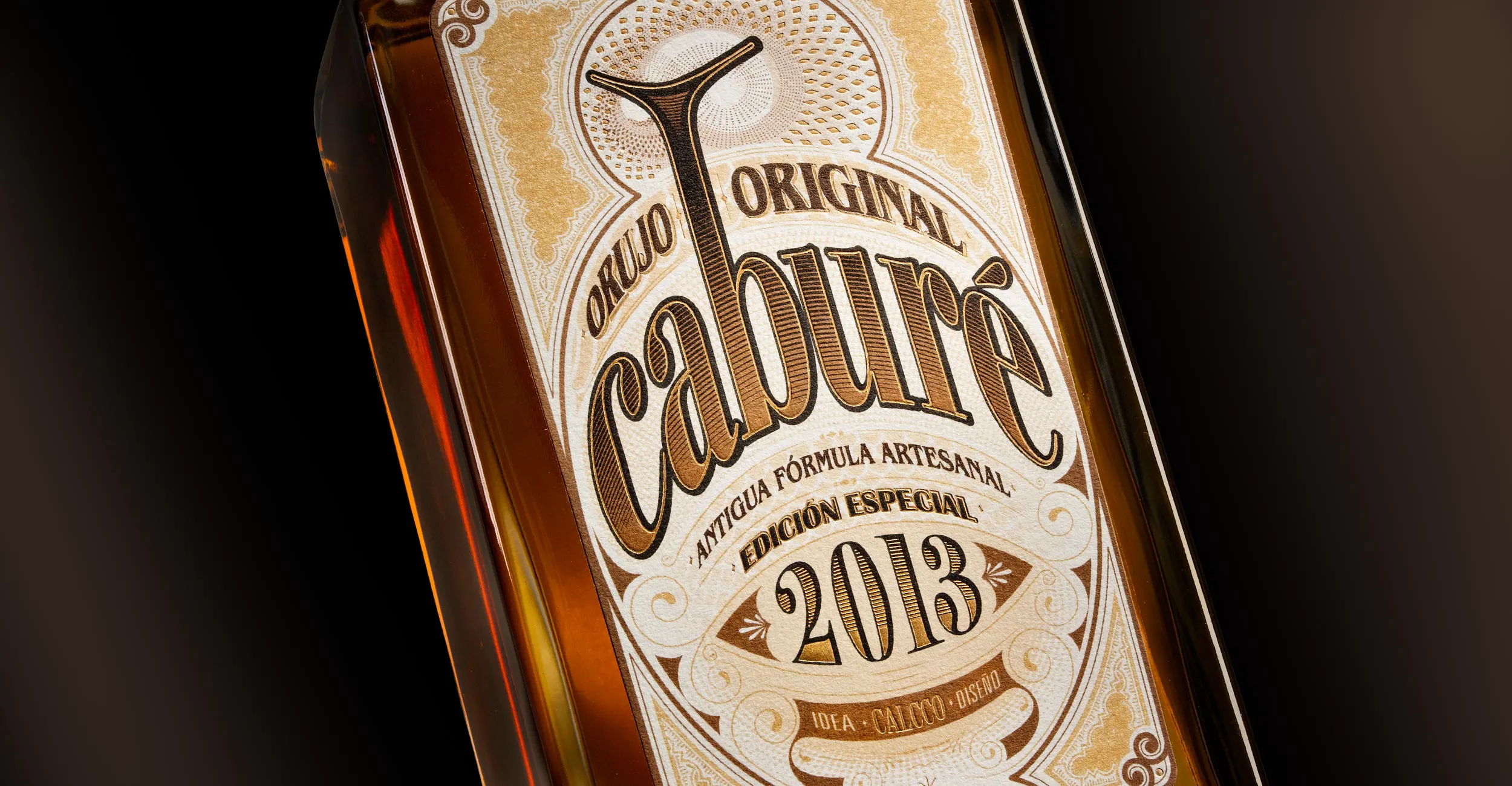 Botella de Caburé, orujo de edición limitada con packaging exclusivo y estuche de madera envejecida.