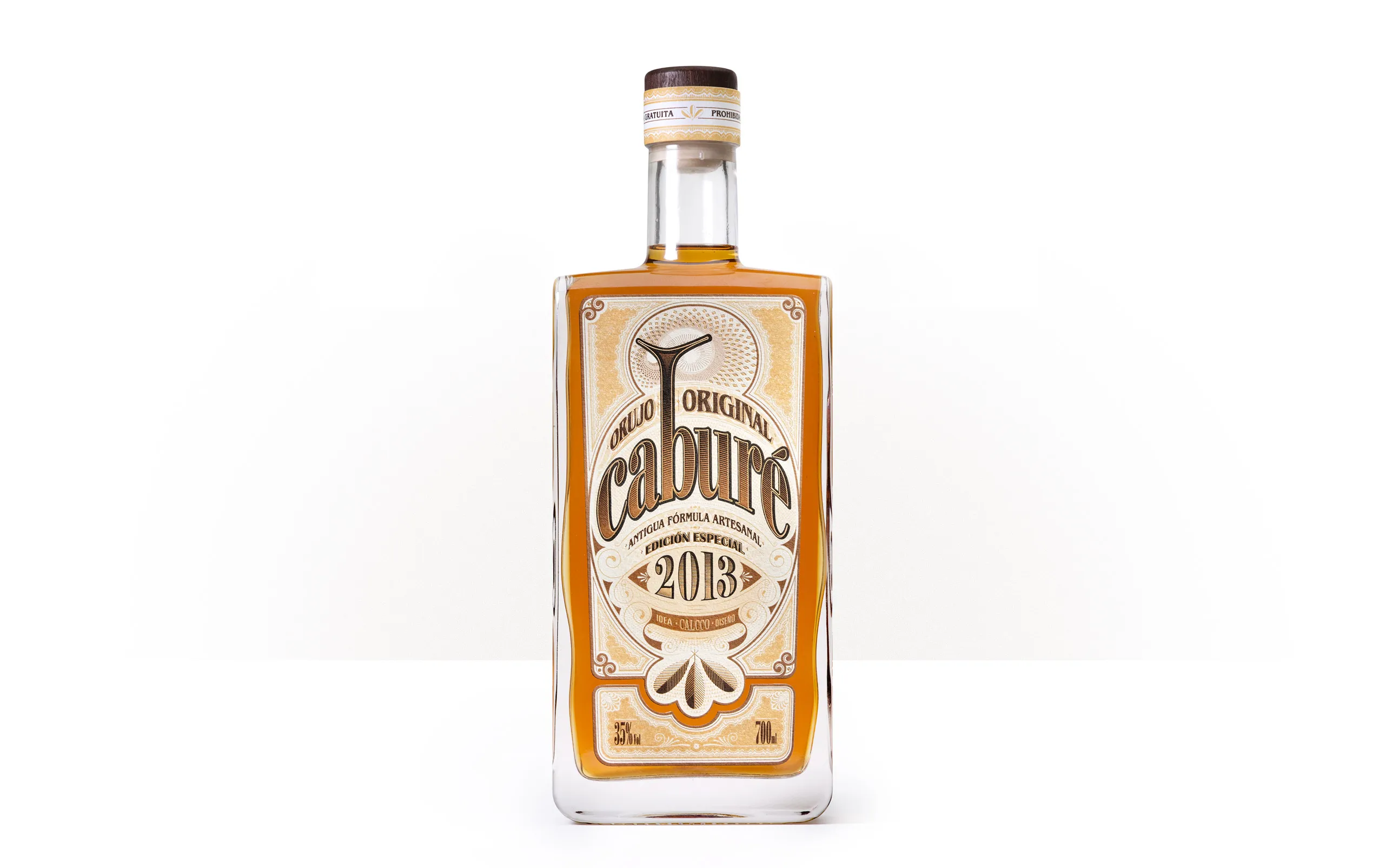 Silueta de la botella de Caburé, orujo de edición limitada en un packaging exclusivo con estuche de madera.
