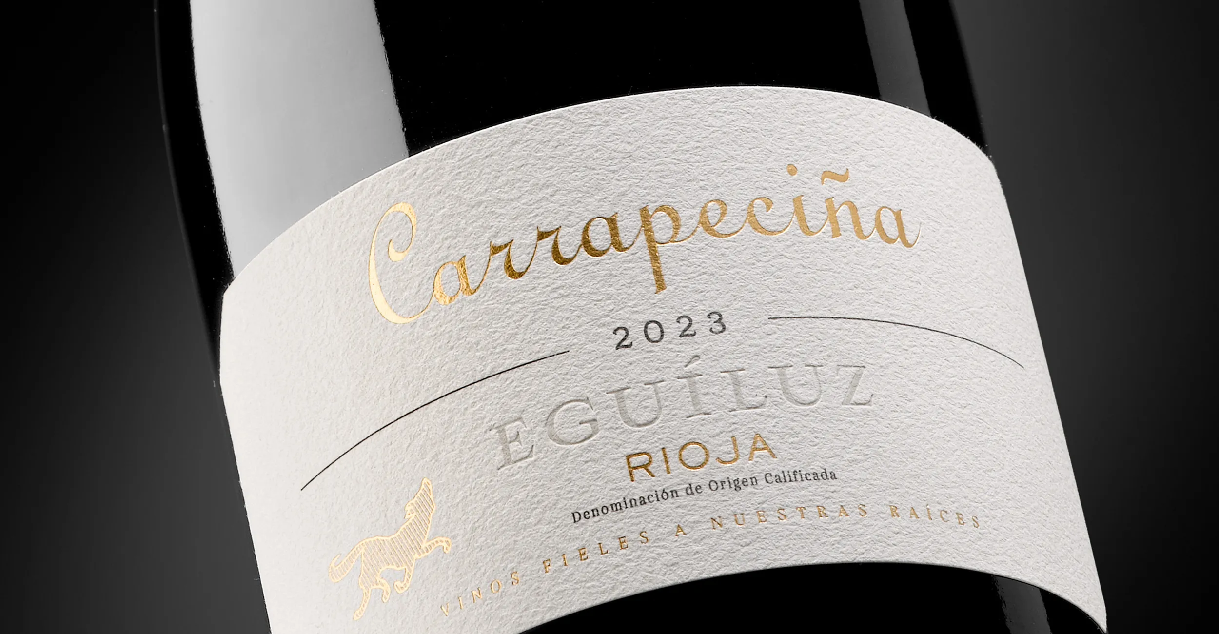 Etiqueta de Carrapeciña de Bodegas Eguíluz, con tipografía caligráfica dorada sobre fondo blanco.