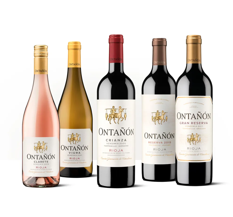 Siluetas de cinco botellas de la colección Clásicos de Bodegas Ontañón, con etiquetas ilustradas y escudos dorados.