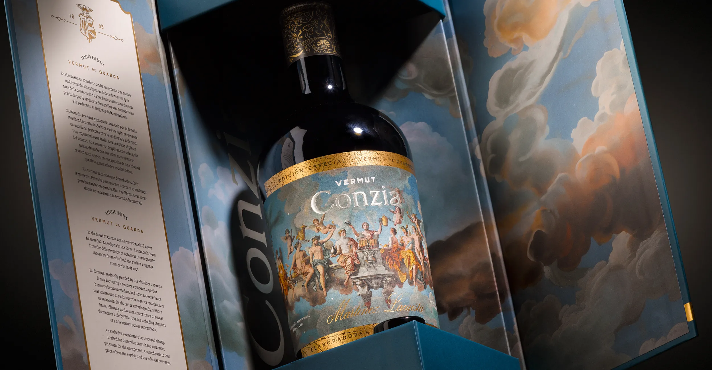 Vermut Conzia de Bodegas Martínez Lacuesta junto a su estuche azul ilustrado.