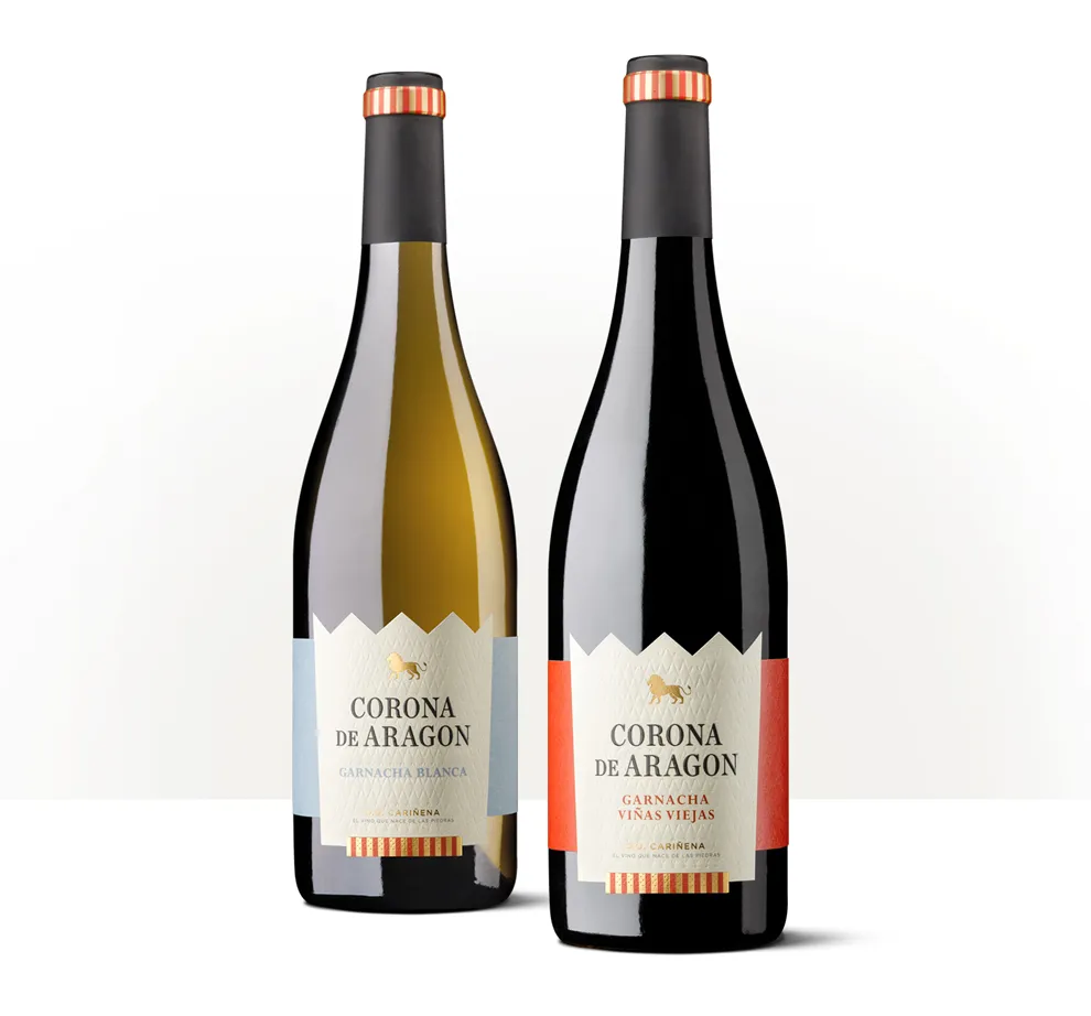 Siluetas de dos botellas de Corona de Aragón, Garnacha Blanca y Garnacha Viñas Viejas, con etiquetas en rojo y dorado.