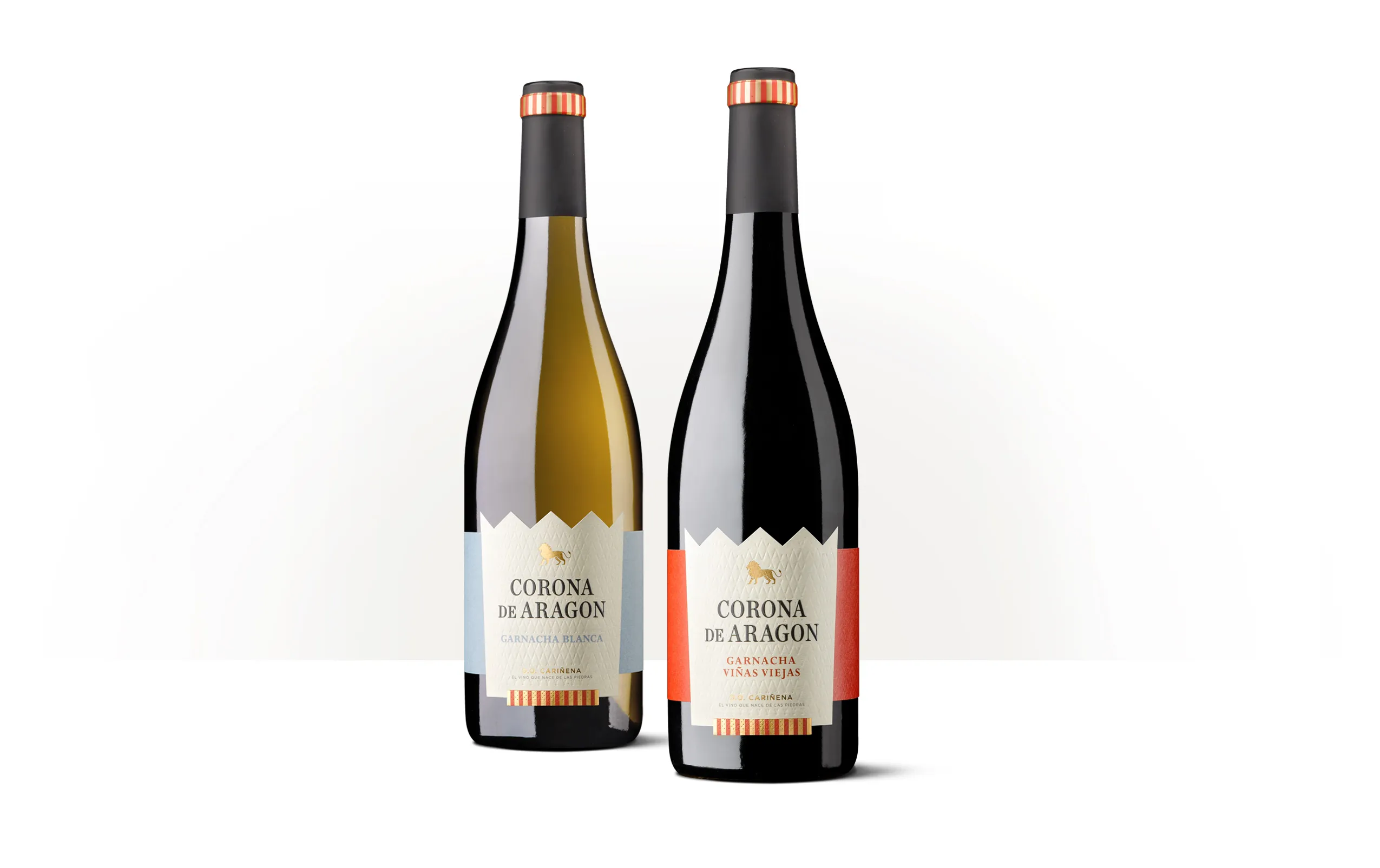 Siluetas de dos botellas de Corona de Aragón, Garnacha Blanca y Garnacha Viñas Viejas, con etiquetas en rojo y dorado.