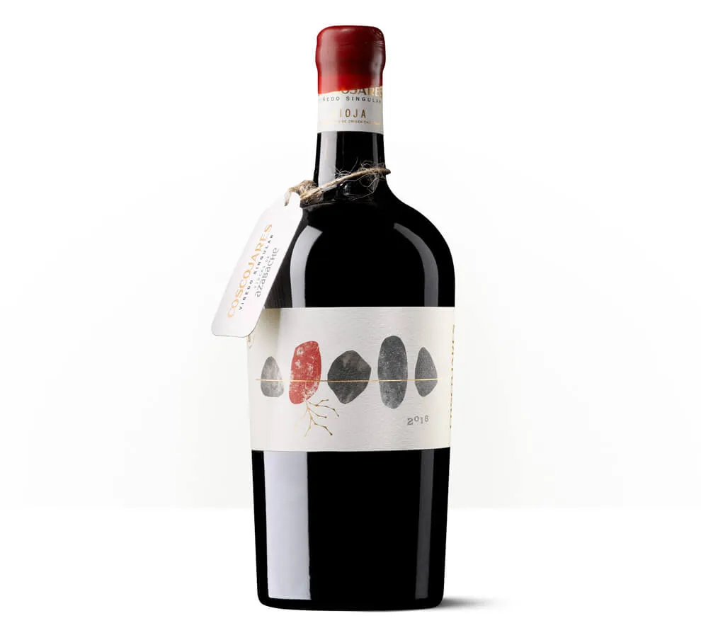 Silueta de una botella de Coscojares, vino de Garnacha de Viñedos de Aldeanueva, con etiqueta ilustrada de piedras y racimos.