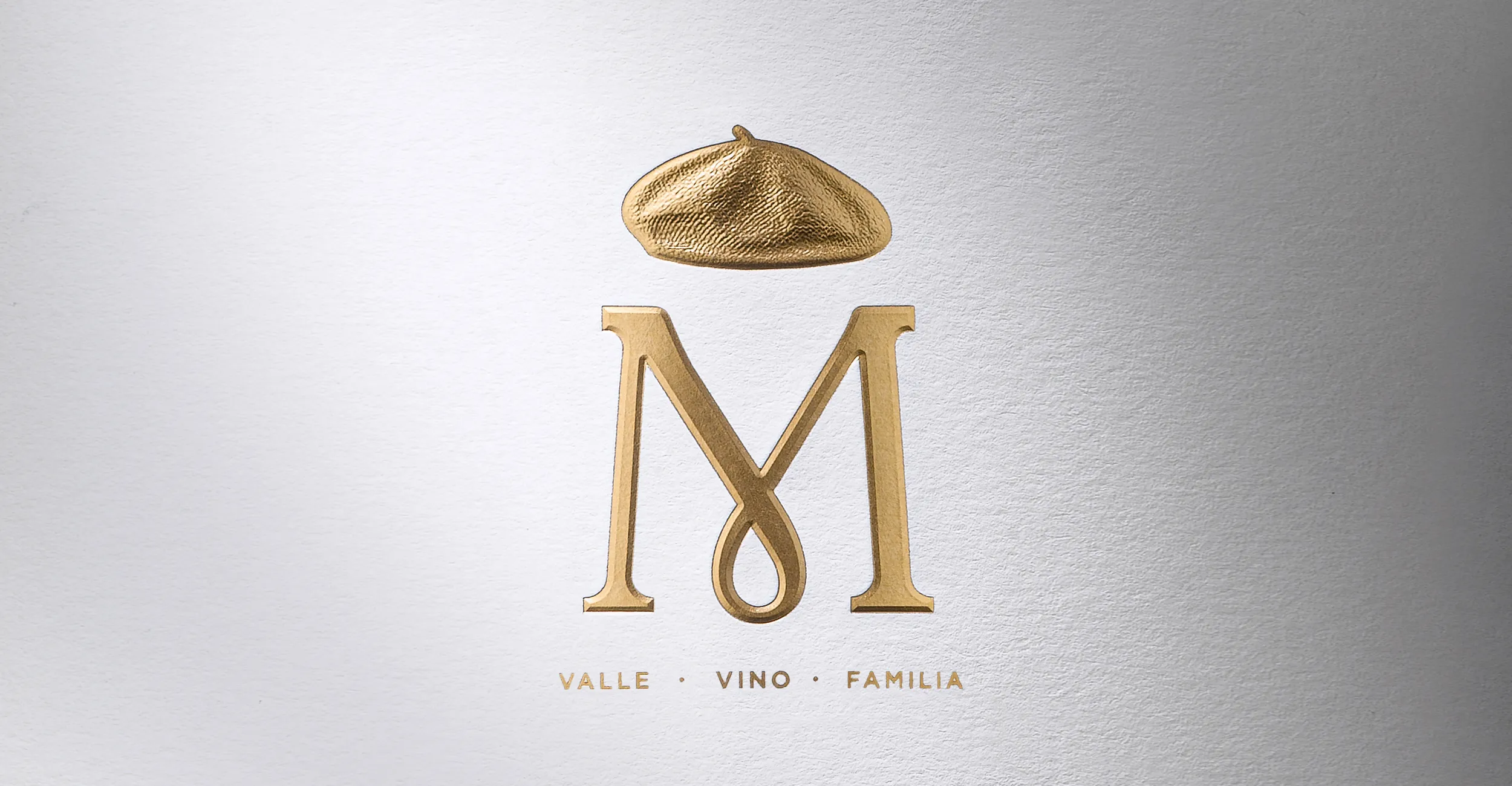 Identidad visual de Bodegas David Moreno, con monograma dorado sobre fondo claro.