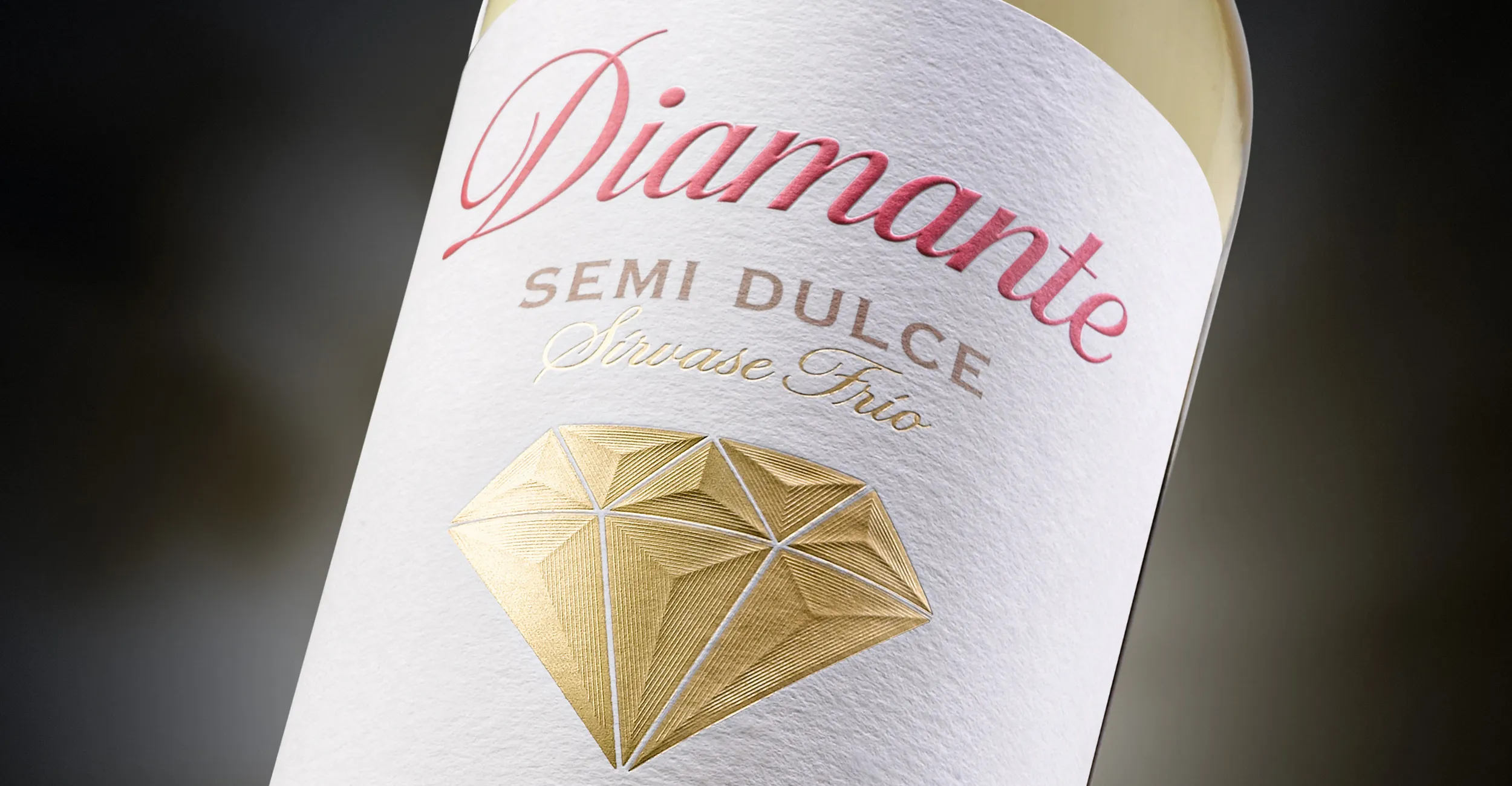 Primer plano de la etiqueta de Diamante semidulce de Bodegas Franco Españolas, con un diamante dorado en relieve.