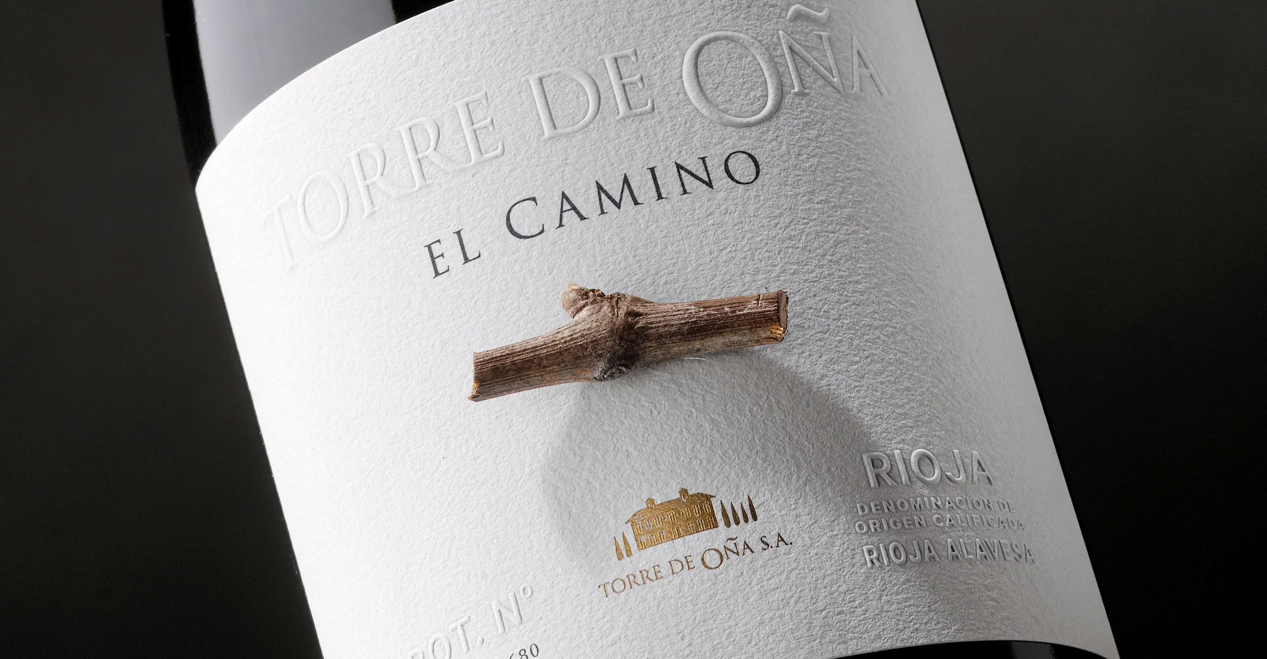 Etiqueta de El Camino de Torre de Oña, con un fragmento de sarmiento integrado en el diseño.