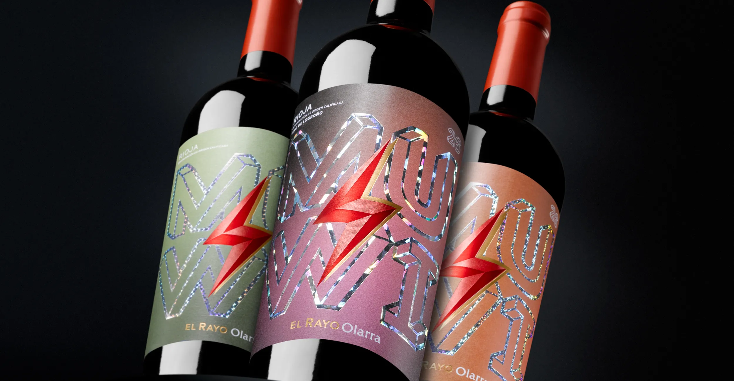 Tres botellas de EL RAYO Olarra Edición Especial Muwi con etiquetas distintas y un rayo rojo que se repite como símbolo.