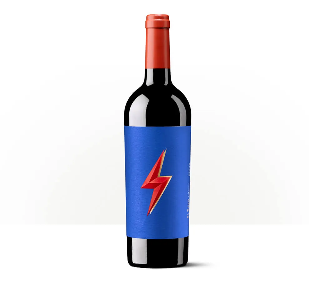 Silueta de una botella de EL RAYO Olarra, con etiqueta azul y un rayo rojo.