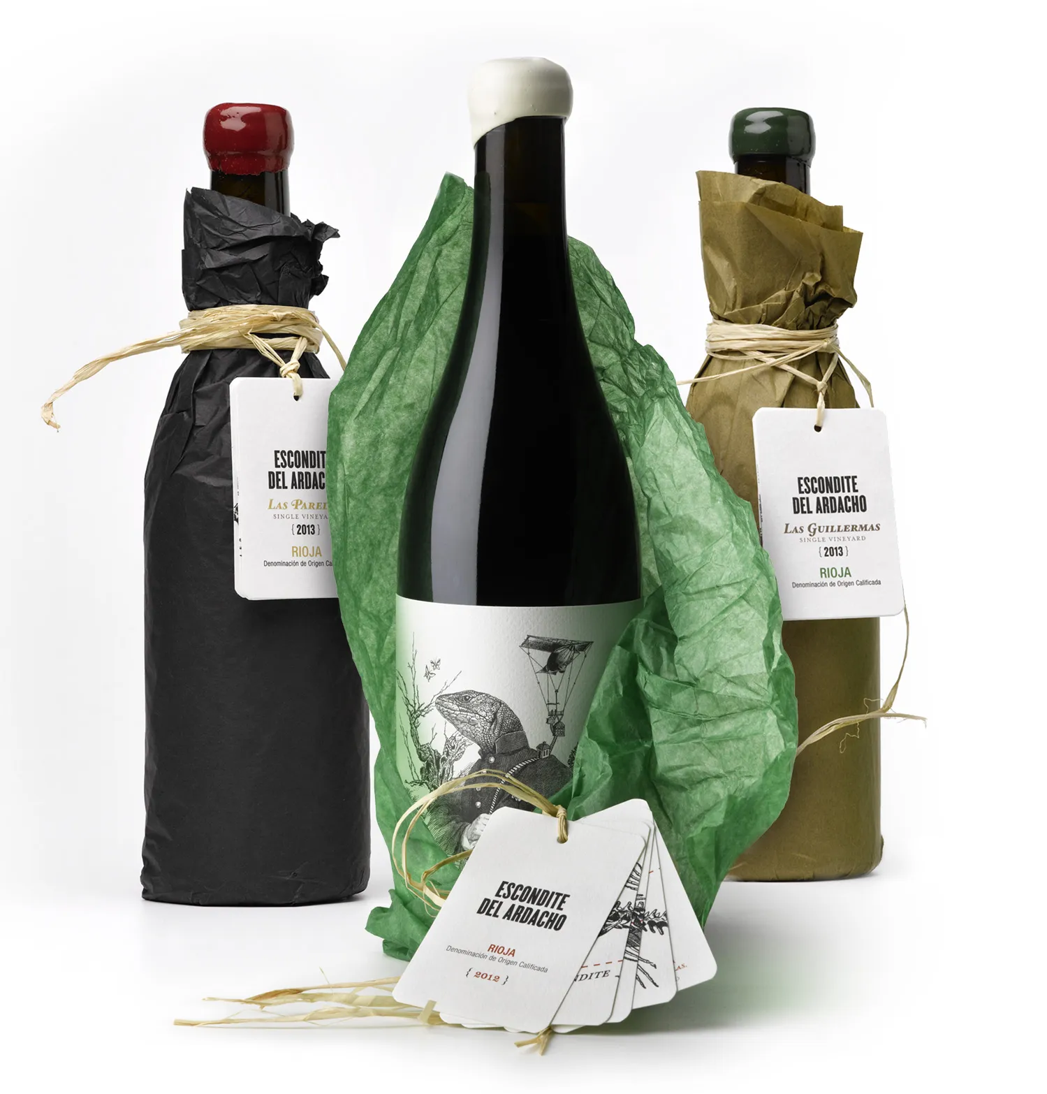 Silueta de una botella de El Escondite del Ardacho, con etiqueta ilustrada y presentación protegida por papel verde.