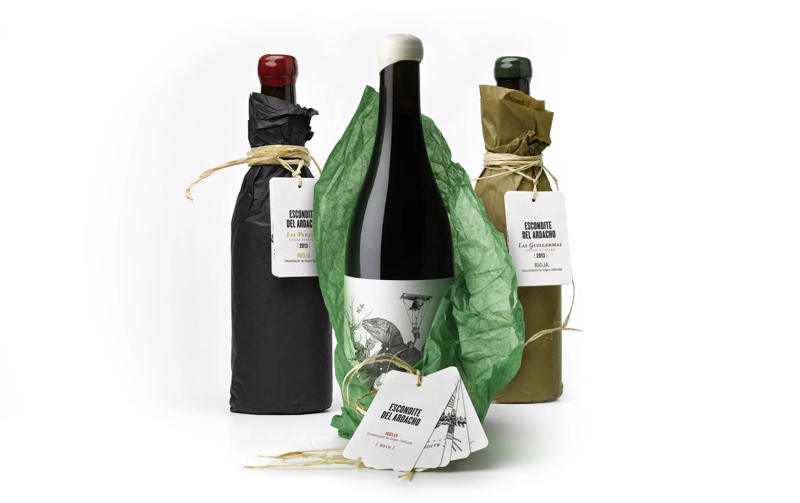 Silueta de una botella de El Escondite del Ardacho, con etiqueta ilustrada y presentación protegida por papel verde.