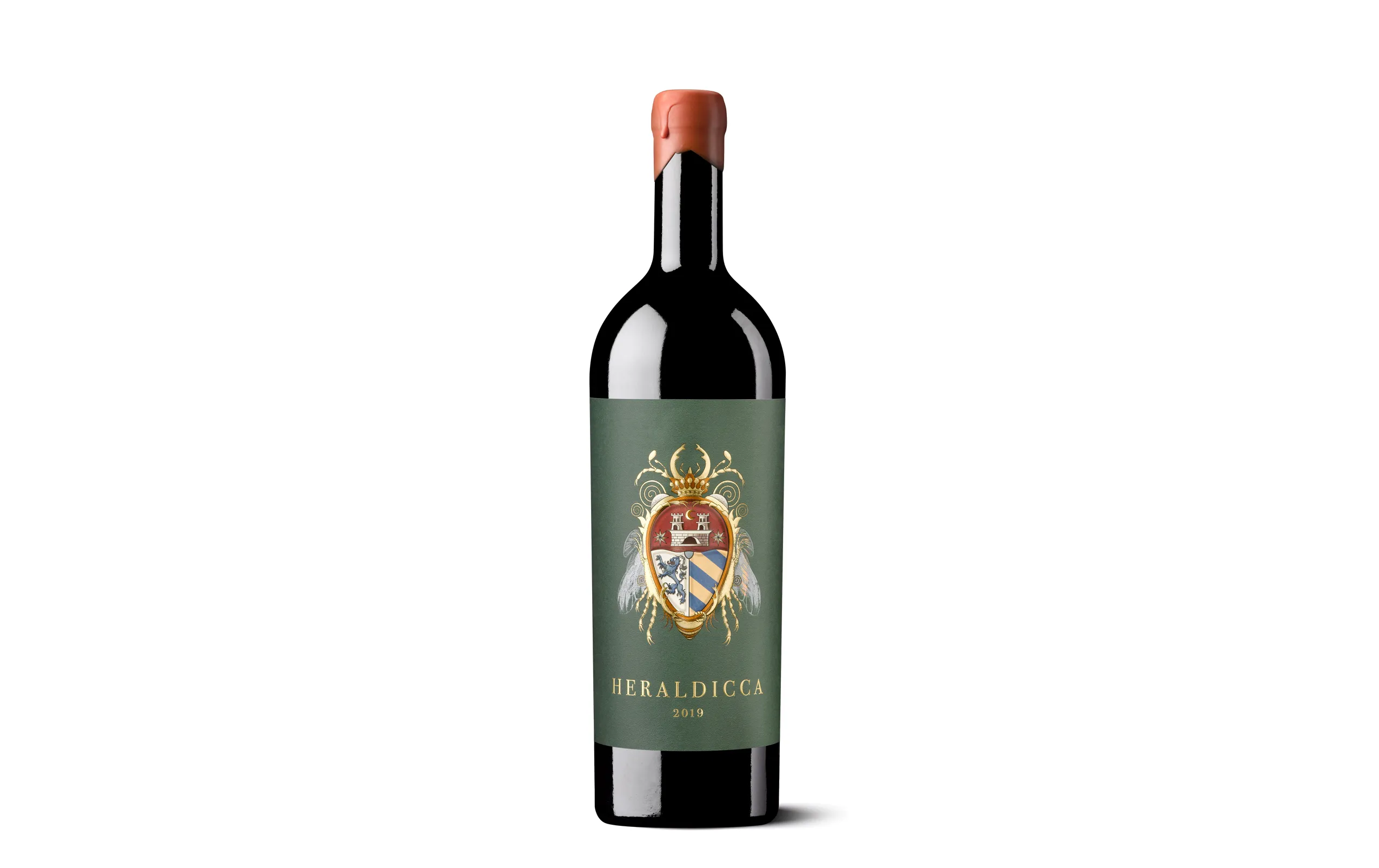 Silueta de una botella de Heraldicca, con etiqueta verde ilustrada con un escarabajo y un escudo heráldico.