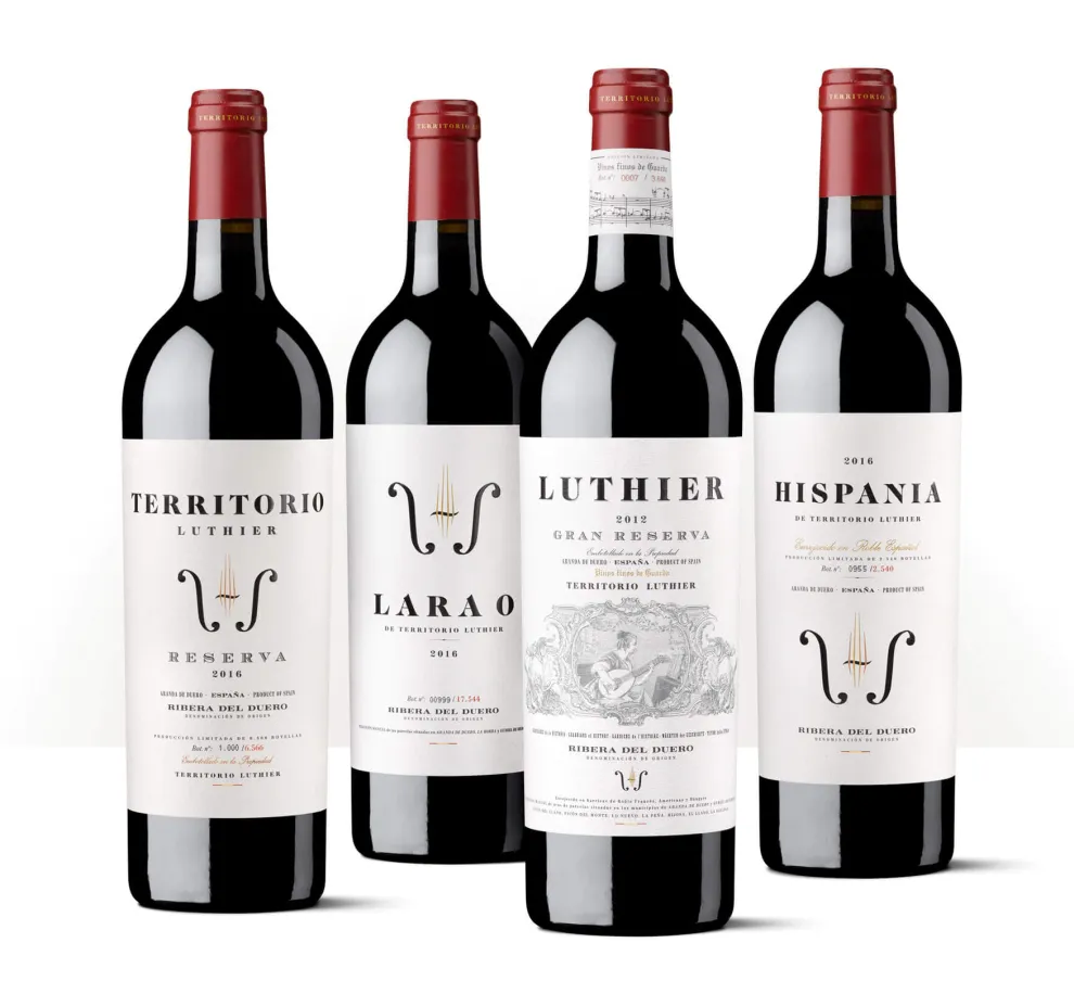 Siluetas de cuatro botellas de Territorio Luthier, con etiquetas inspiradas en la tradición musical y el oficio del luthier.