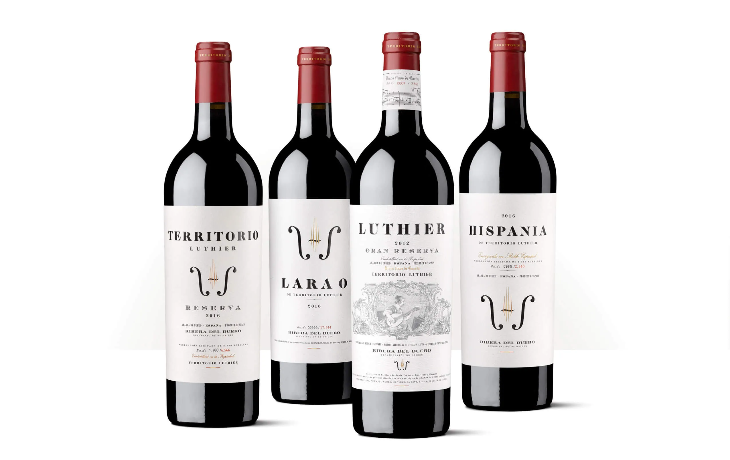 Siluetas de cuatro botellas de Territorio Luthier, con etiquetas inspiradas en la tradición musical y el oficio del luthier.