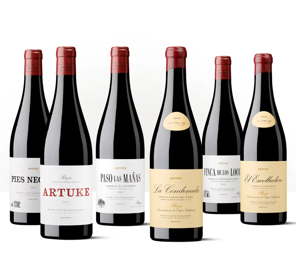 Siluetas de cinco botellas de Artuke, con etiquetas renovadas para su gama de vinos de Rioja.