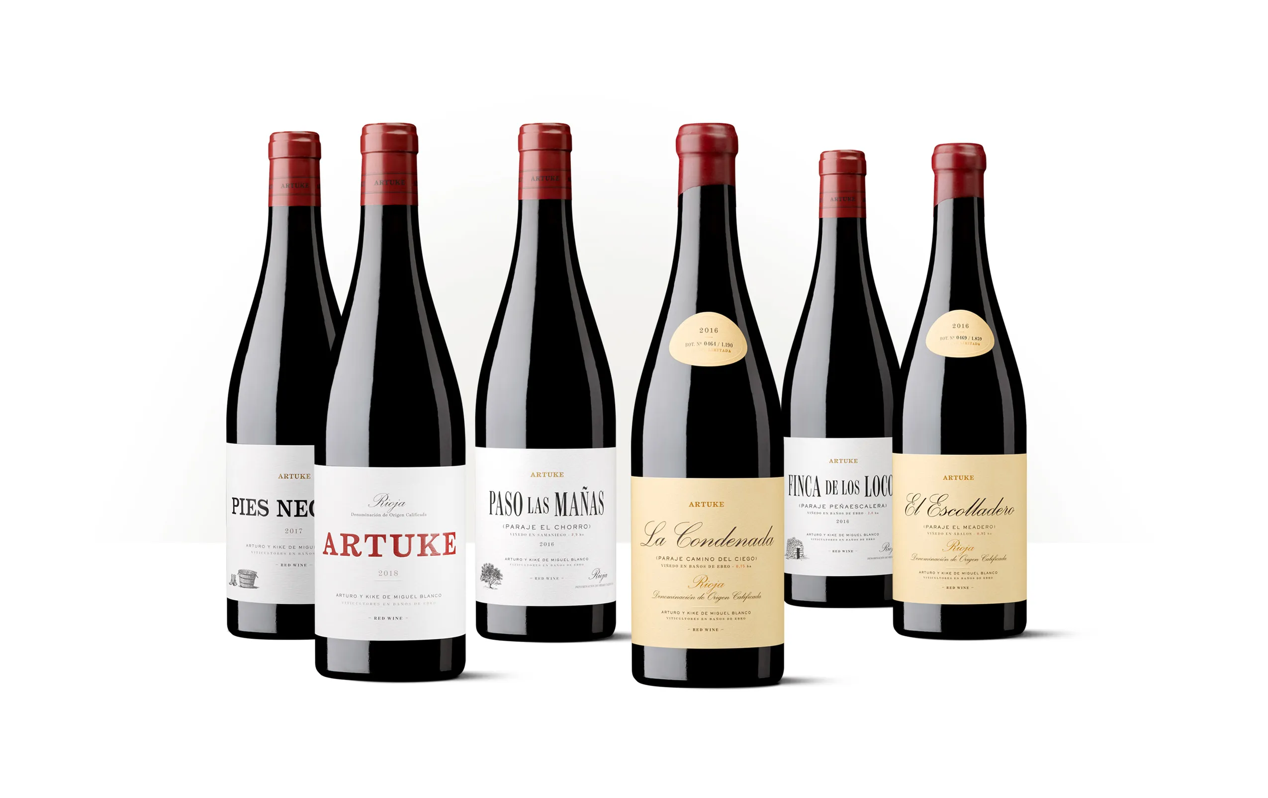 Siluetas de cinco botellas de Artuke, con etiquetas renovadas para su gama de vinos de Rioja.