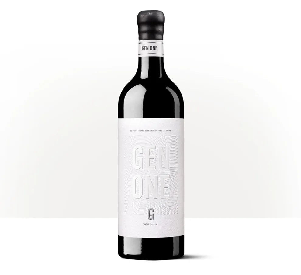 Silueta de una botella de Gen One, con etiqueta blanca minimalista y relieve inspirado en el paisaje.