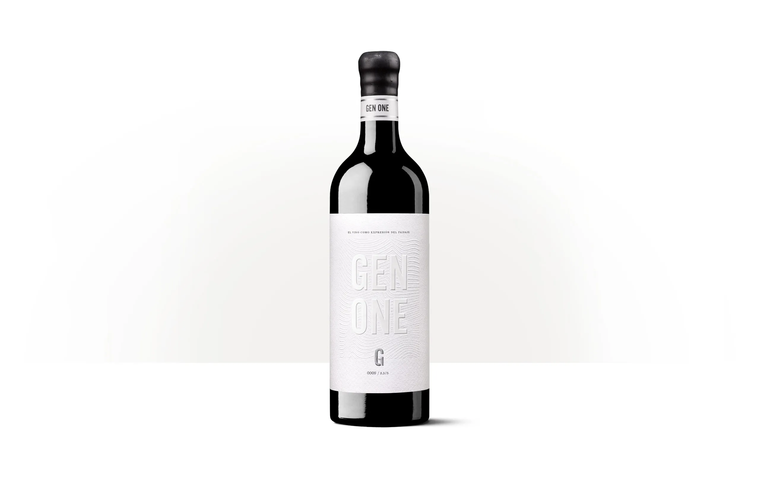 Silueta de una botella de Gen One, con etiqueta blanca minimalista y relieve inspirado en el paisaje.