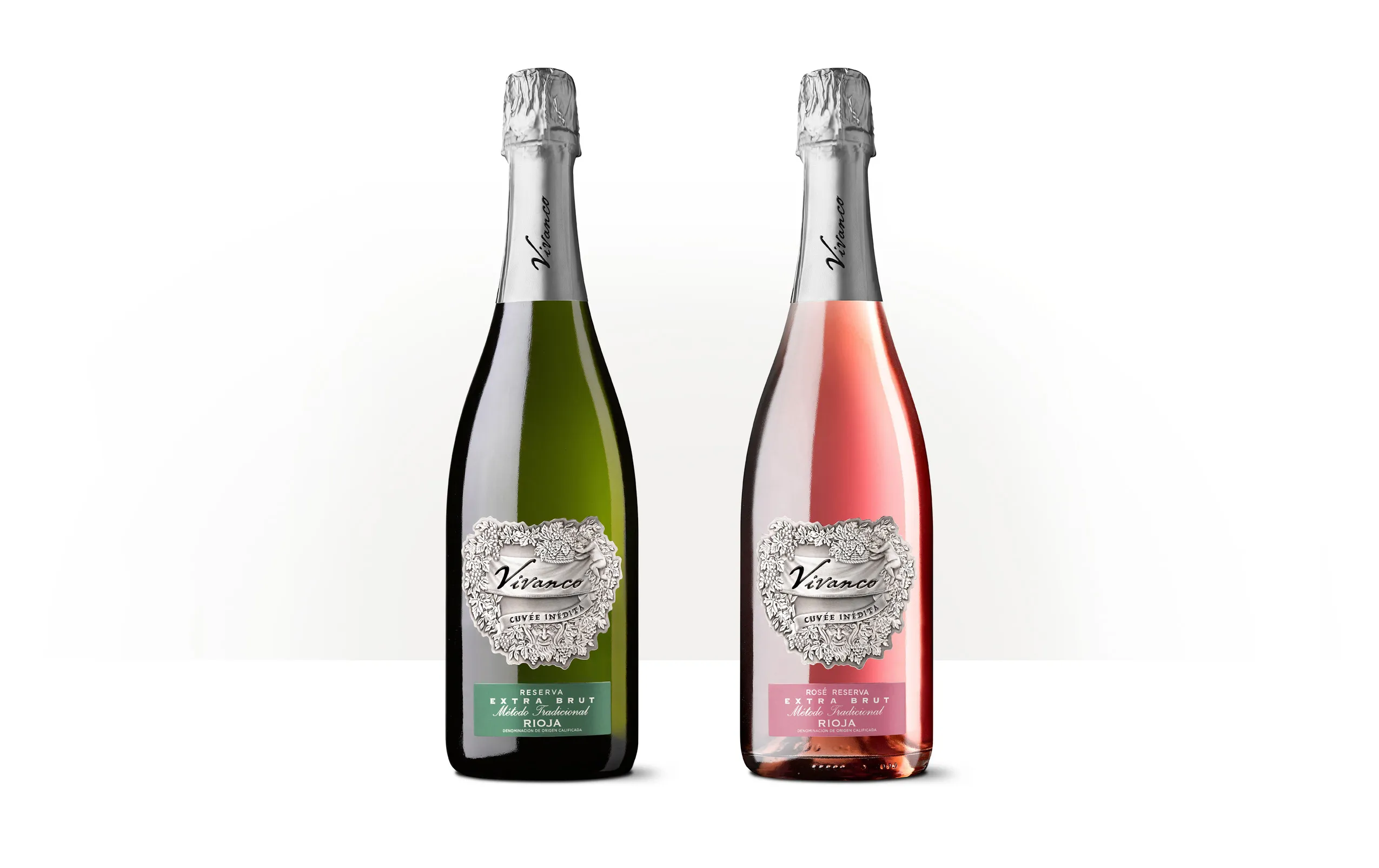 Siluetas de dos botellas de Vivanco Cuvée Inédita, espumosos blanco y rosado con etiquetas inspiradas en antiguas medallas de plata.