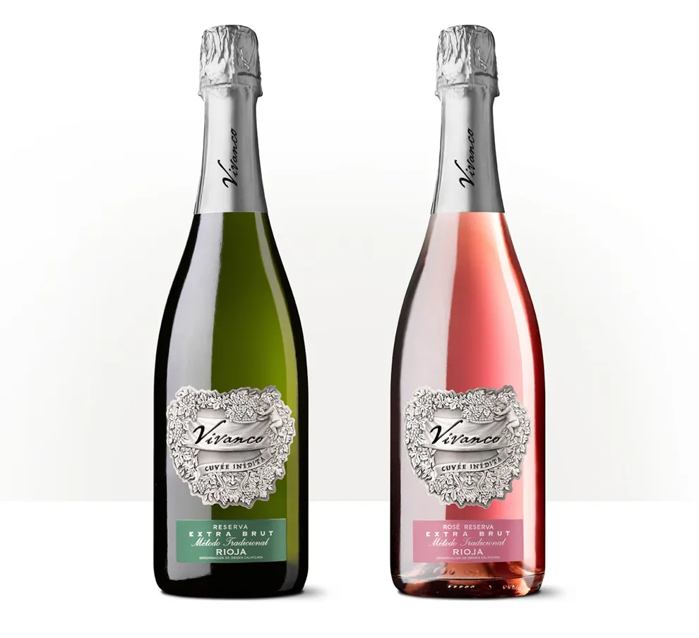 Siluetas de dos botellas de Vivanco Cuvée Inédita, espumosos blanco y rosado con etiquetas inspiradas en antiguas medallas de plata.