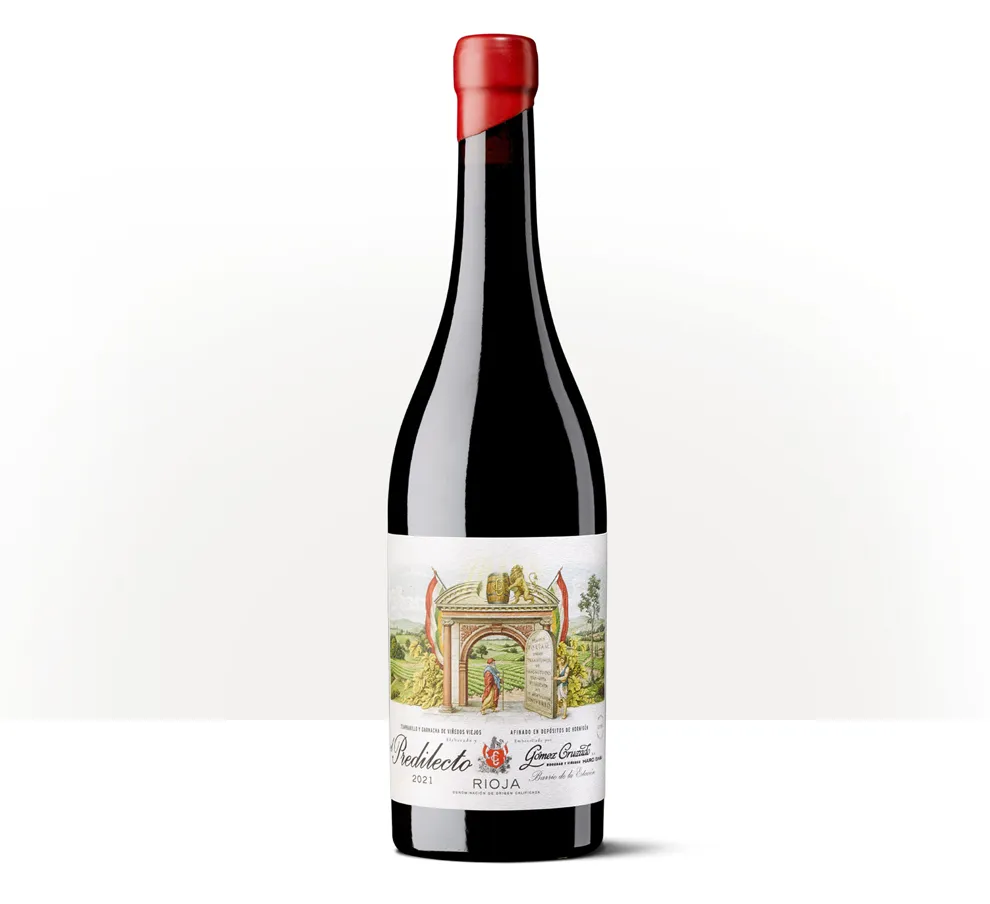 Silueta de una botella de Predilecto de Bodegas Gómez Cruzado, con etiqueta ilustrada inspirada en un guardián mitológico.