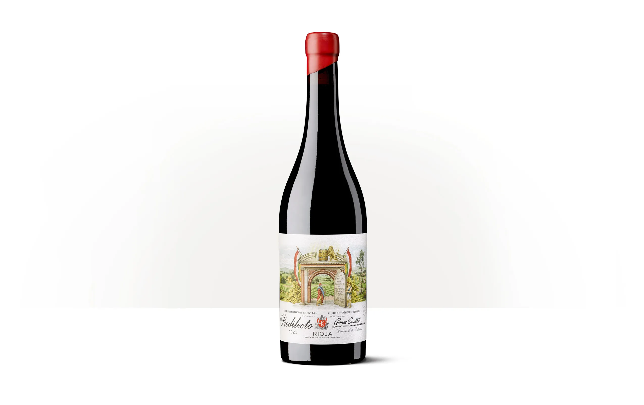 Silueta de una botella de Predilecto de Bodegas Gómez Cruzado, con etiqueta ilustrada inspirada en un guardián mitológico.