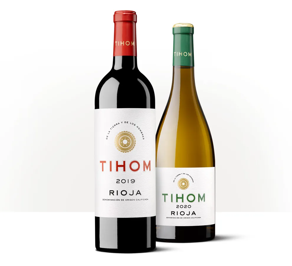 Siluetas de dos botellas de TIHOM de Bodegas TIHOM, un vino tinto y otro blanco con etiquetas minimalistas.