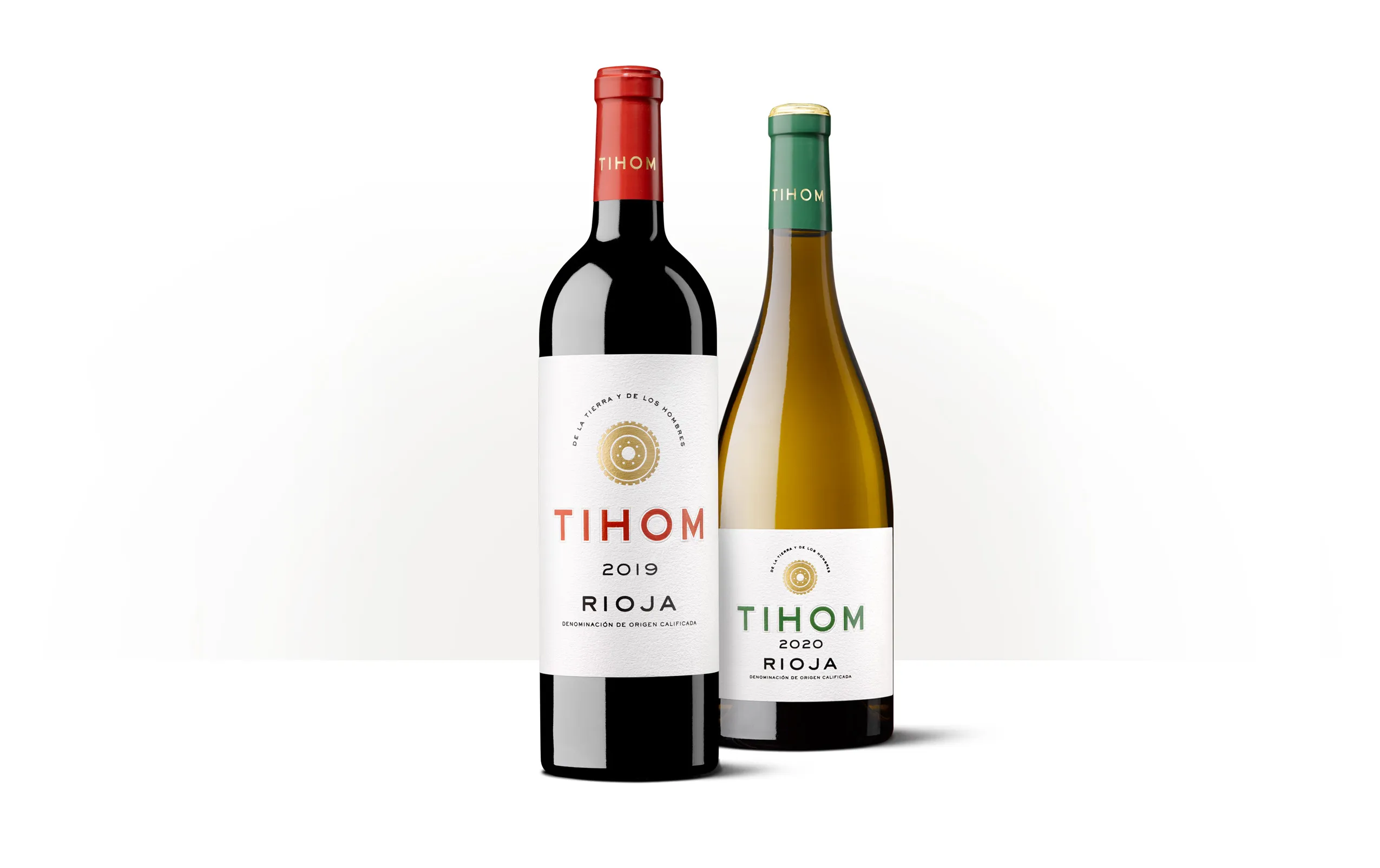 Siluetas de dos botellas de TIHOM de Bodegas TIHOM, un vino tinto y otro blanco con etiquetas minimalistas.