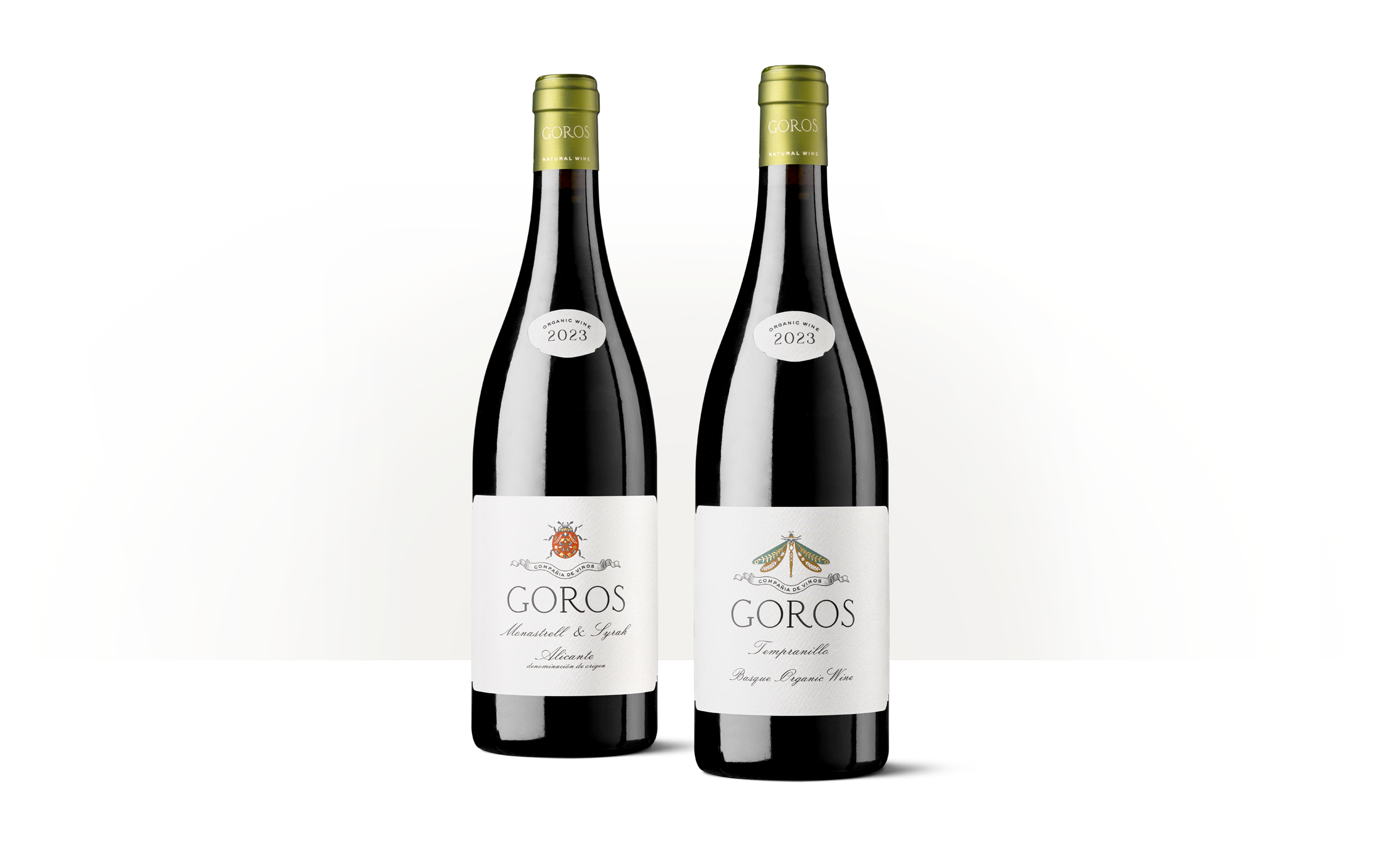 Siluetas de dos botellas de vino Goros con etiquetas claras ilustradas con pequeños insectos, sobre fondo blanco.