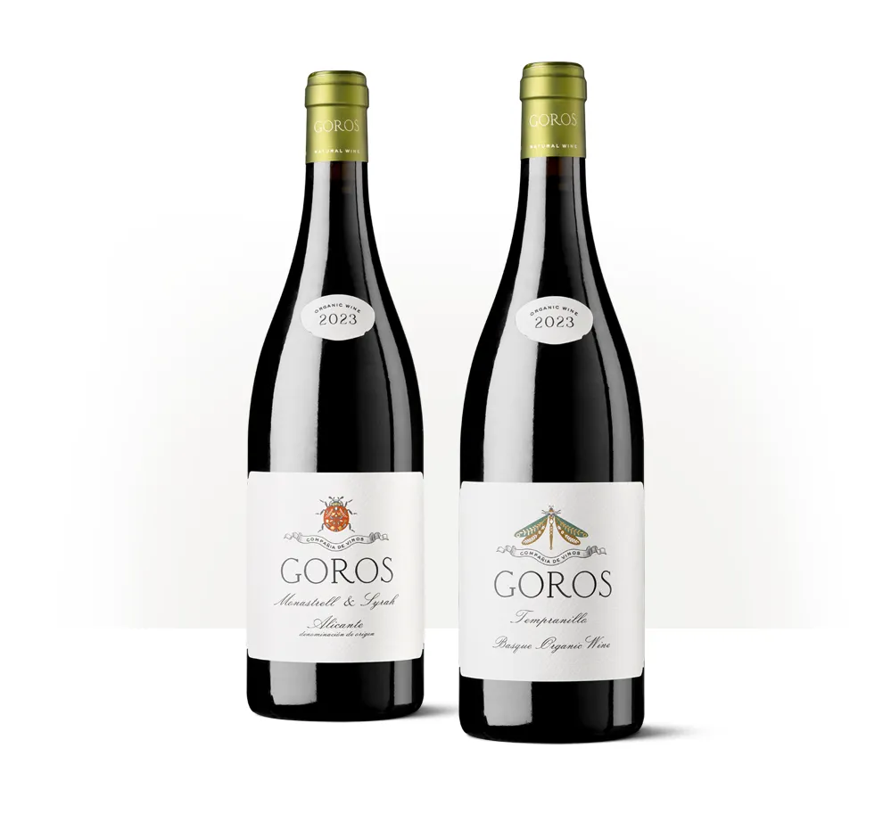 Siluetas de dos botellas de vino Goros con etiquetas claras ilustradas con pequeños insectos, sobre fondo blanco.
