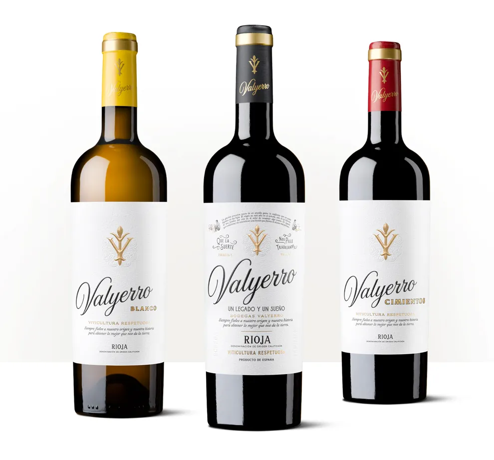 Siluetas de tres botellas de Bodegas Valyerro, con etiquetas blancas y detalles gráficos distintos sobre fondo claro.
