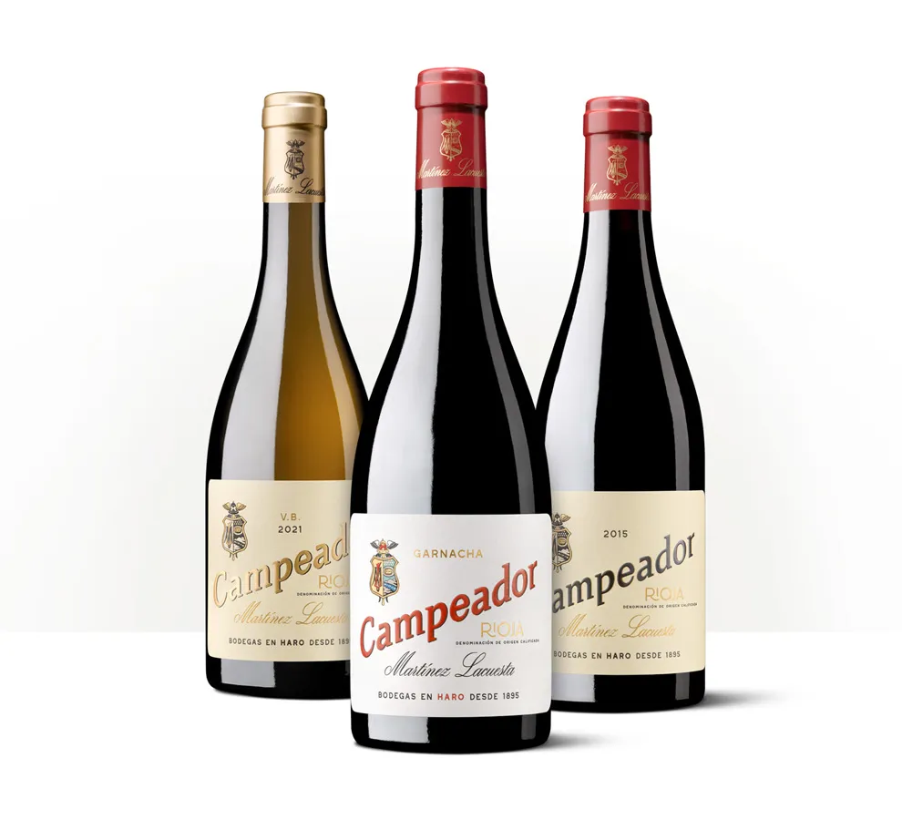 Siluetas de tres botellas de Campeador de Bodegas Martínez Lacuesta, con etiquetas clásicas en blanco y rojo.