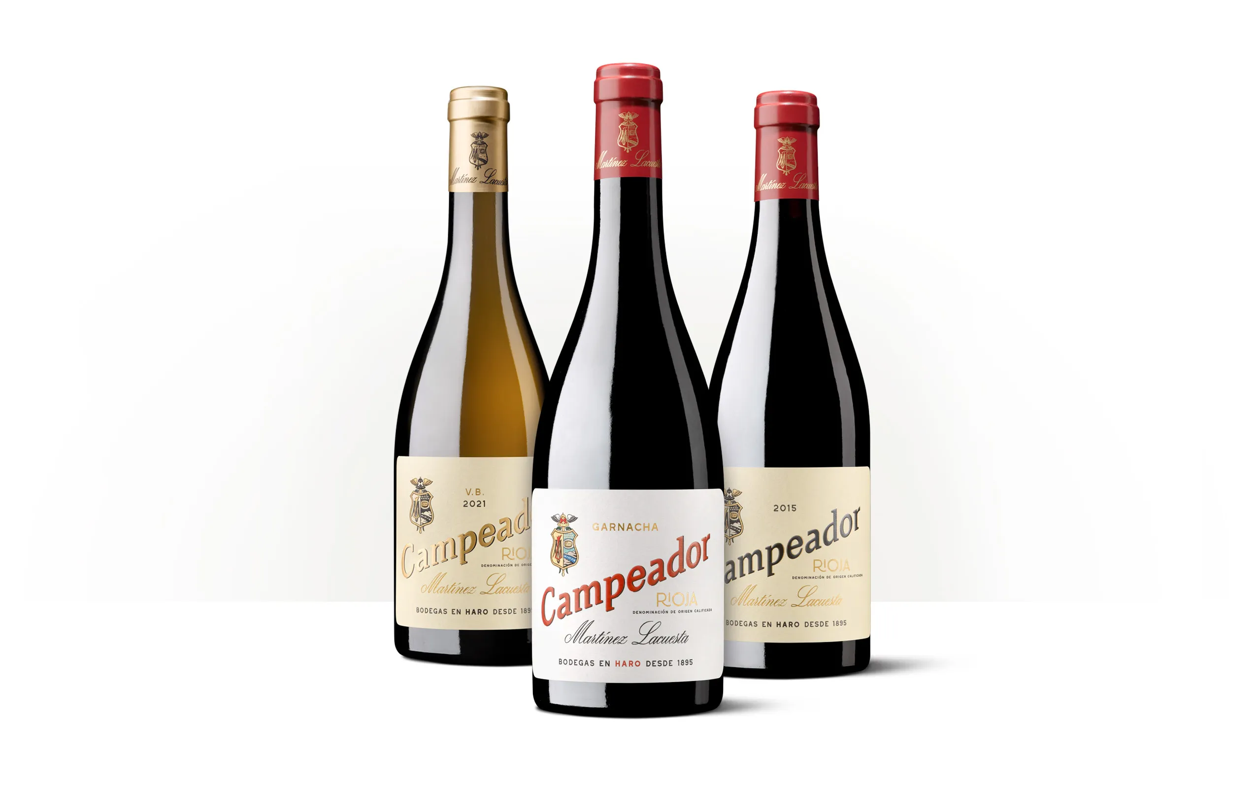 Siluetas de tres botellas de Campeador de Bodegas Martínez Lacuesta, con etiquetas clásicas en blanco y rojo.