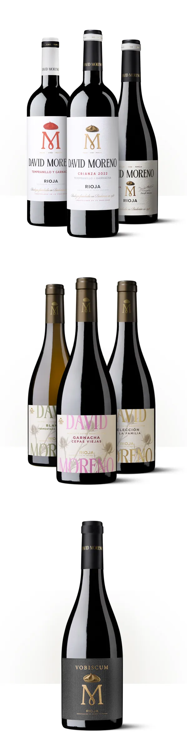 Siluetas de cinco botellas de Bodegas David Moreno, con etiquetas claras y tonos rosados, dorados y negros.