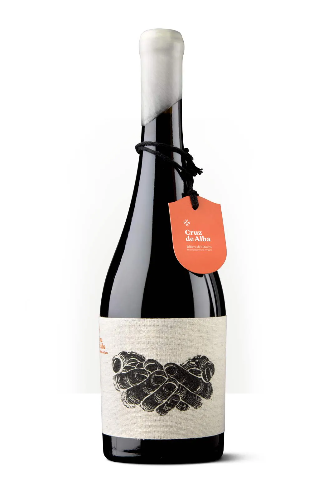 Silueta de una botella de Finca Los Hoyales, con etiqueta de tela serigrafiada y un motivo de manos en gesto de ofrenda.
