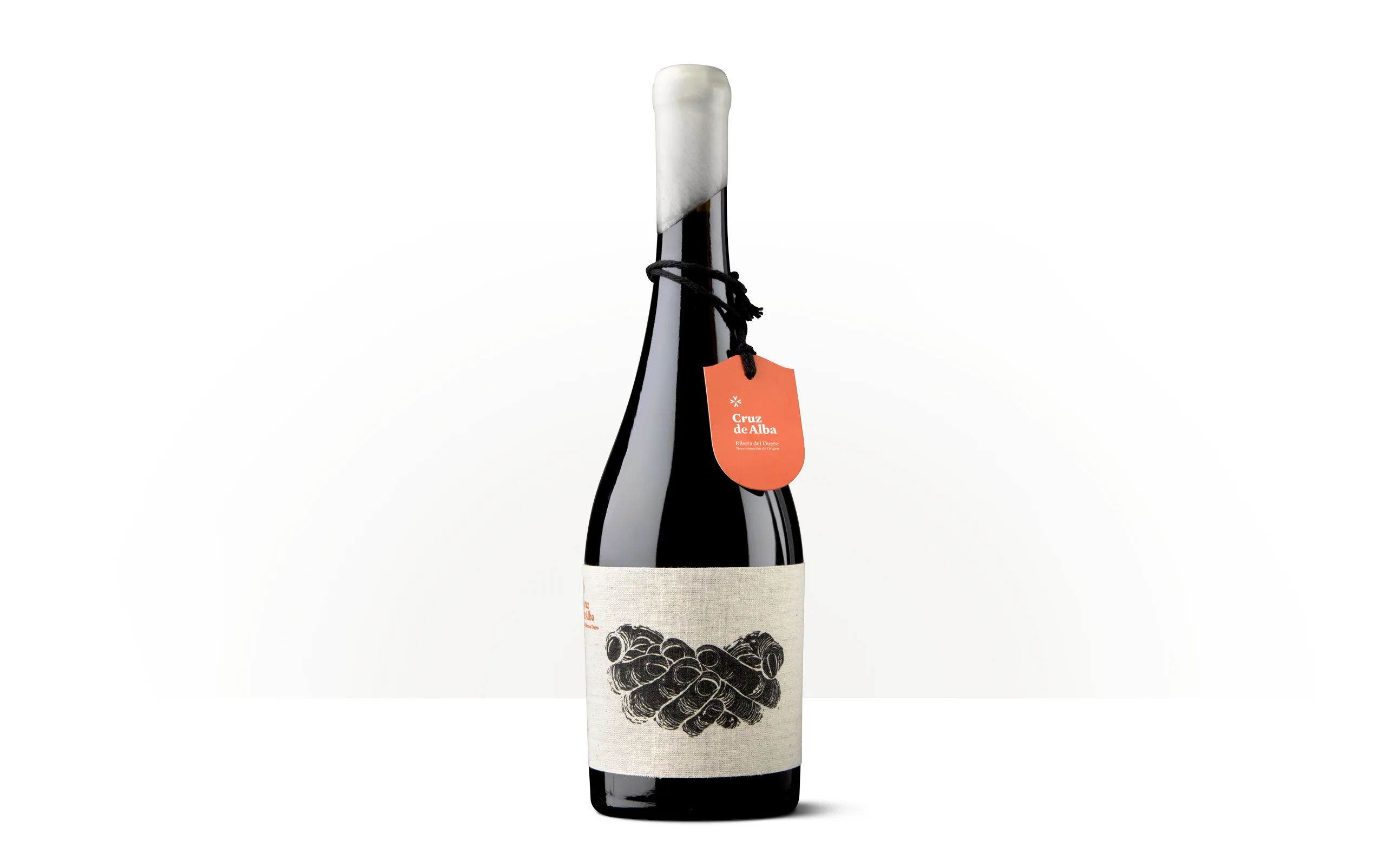 Silueta de una botella de Finca Los Hoyales, con etiqueta de tela serigrafiada y un motivo de manos en gesto de ofrenda.