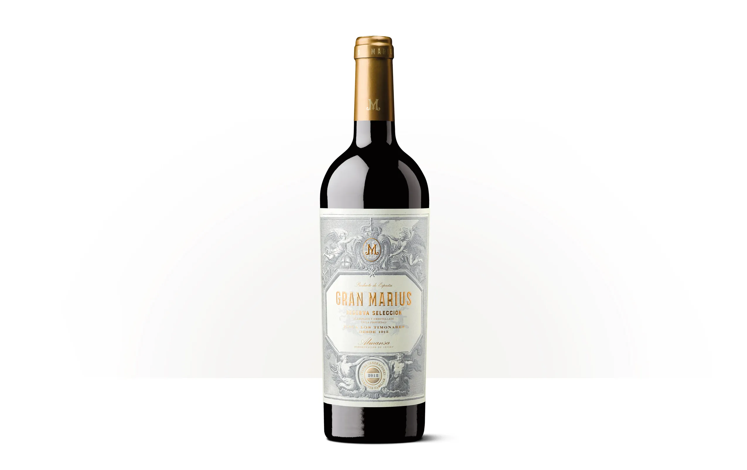 Silueta de una botella de Gran Marius, vino de Bodegas Piqueras con una etiqueta ornamental y acabados gráficos de gran detalle.