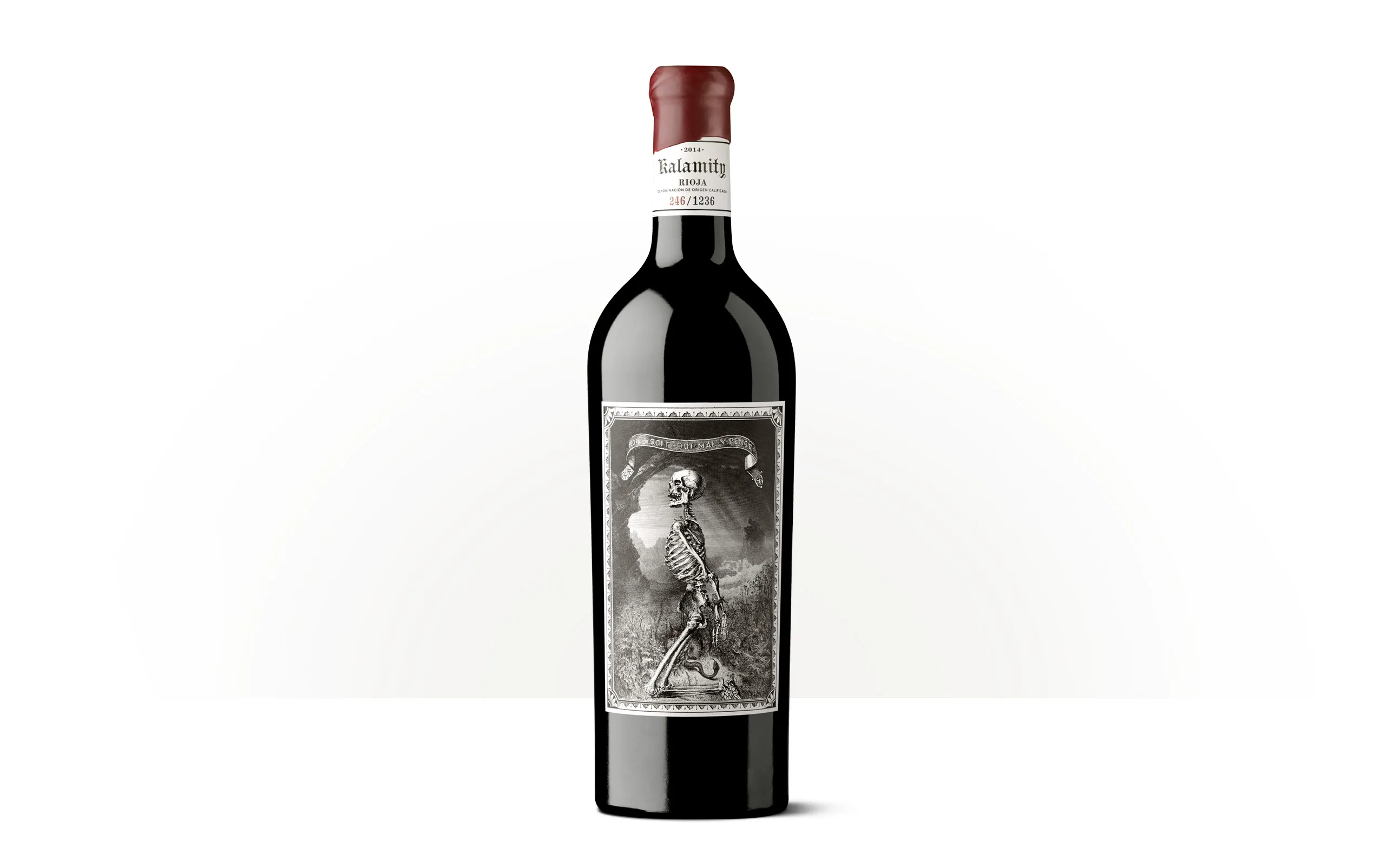 Silueta de una botella de Kalamity, vino de Oxer Wines con una etiqueta inspirada en grabados medievales.