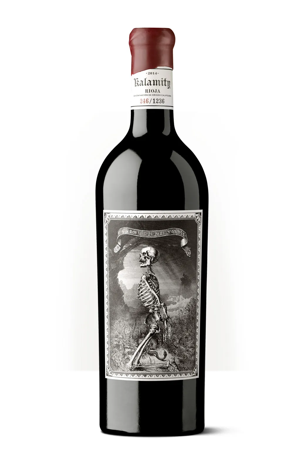 Silueta de una botella de Kalamity, vino de Oxer Wines con una etiqueta inspirada en grabados medievales.