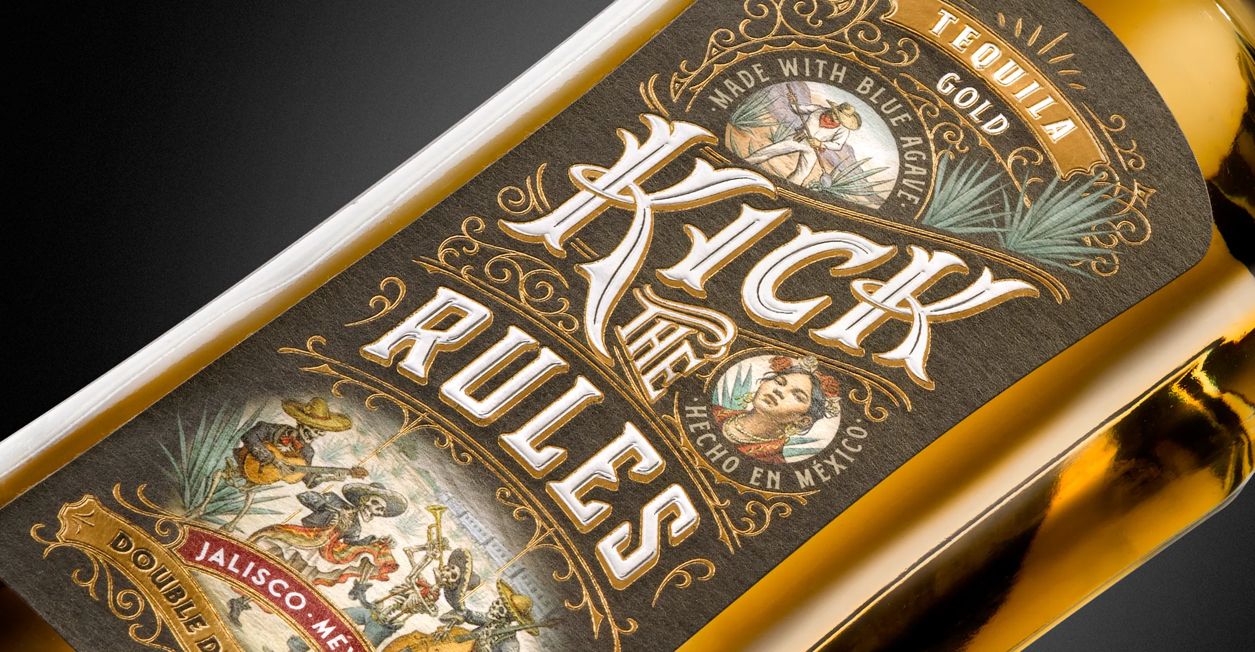 Detalle de las etiquetas de tequila Kick The Rules, con ilustraciones de inspiración mexicana y detalles dorados.