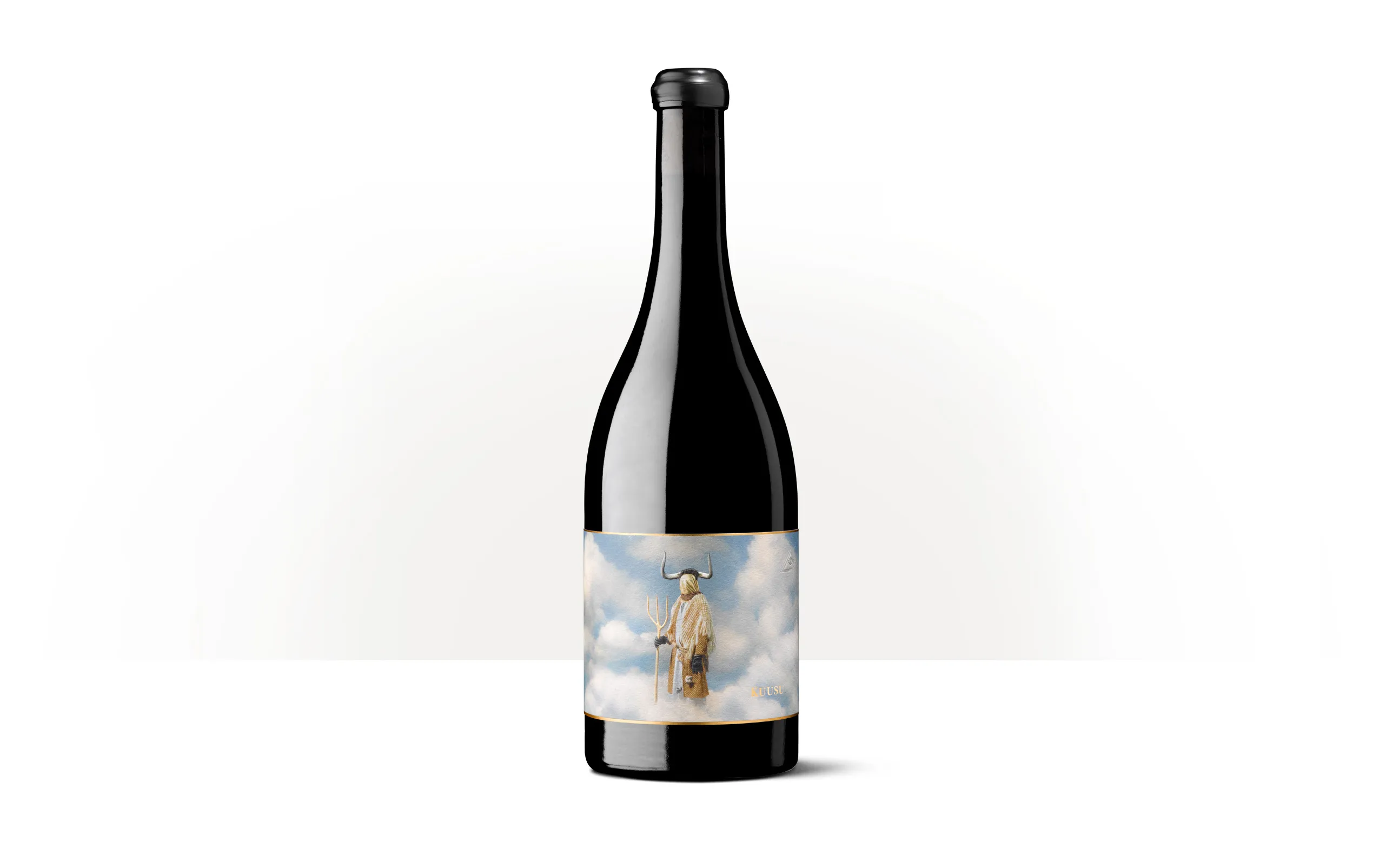 Silueta de una botella de Kuusu de Oxer Wines, con etiqueta ilustrada de inspiración mitológica.