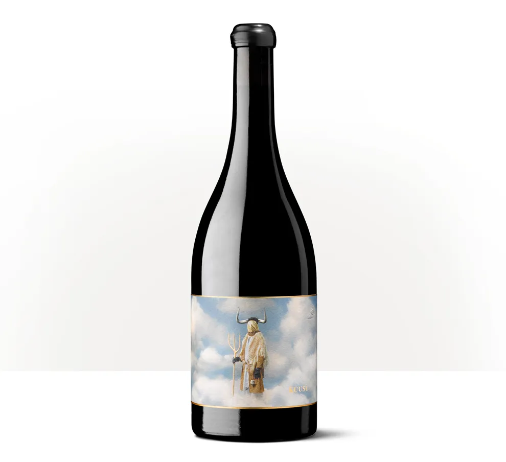 Silueta de una botella de Kuusu de Oxer Wines, con etiqueta ilustrada de inspiración mitológica.