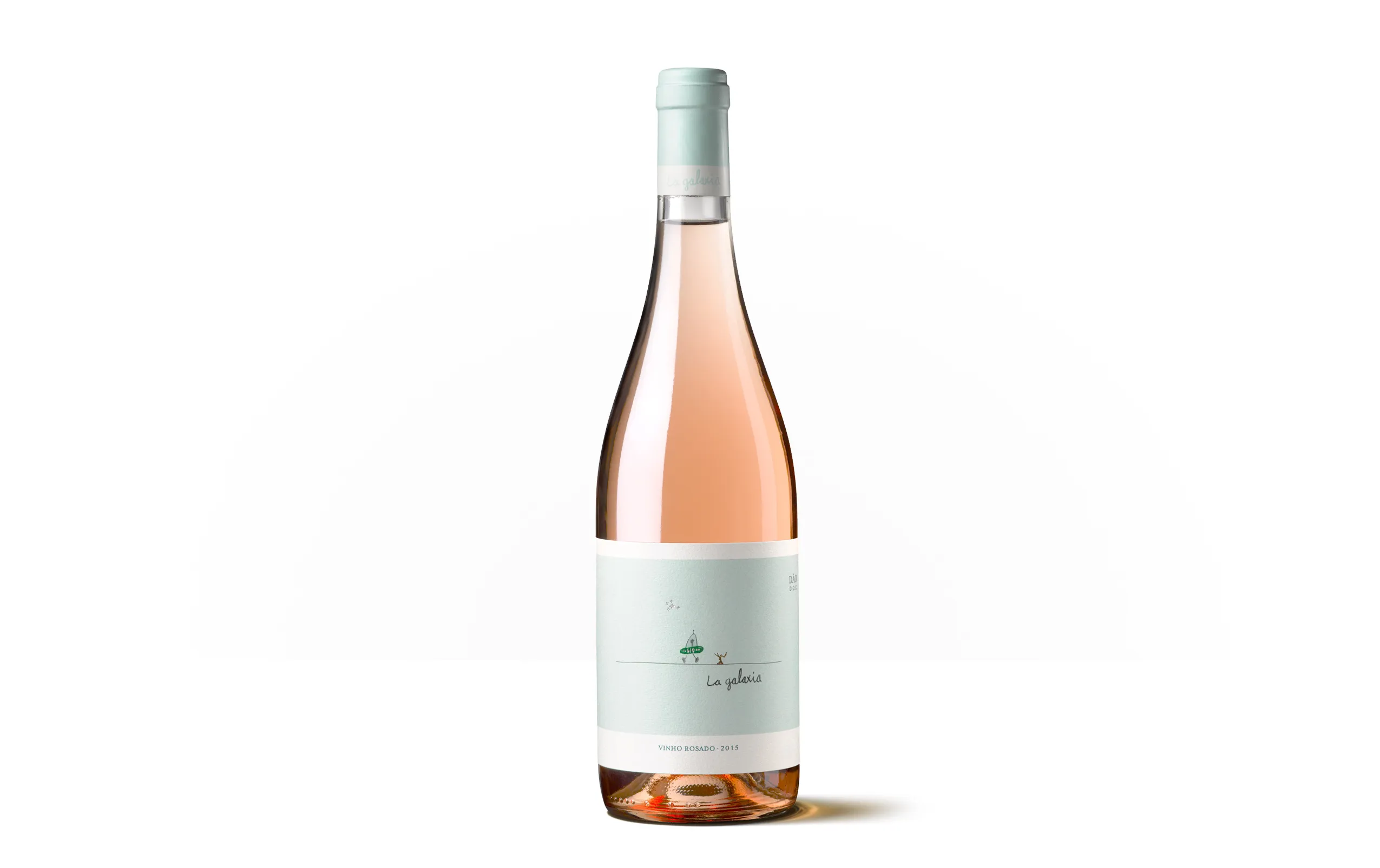 Silueta de una botella de La Galaxia, vino rosado de Dão con una ilustración infantil de un extraterrestre en el viñedo.