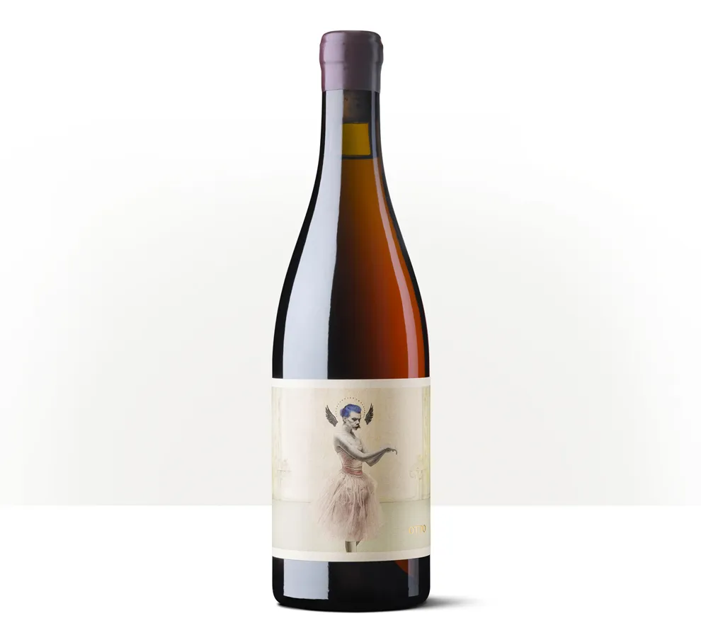 Silueta de una botella de Otto de Oxer Wines, con la ilustración del personaje en la etiqueta.