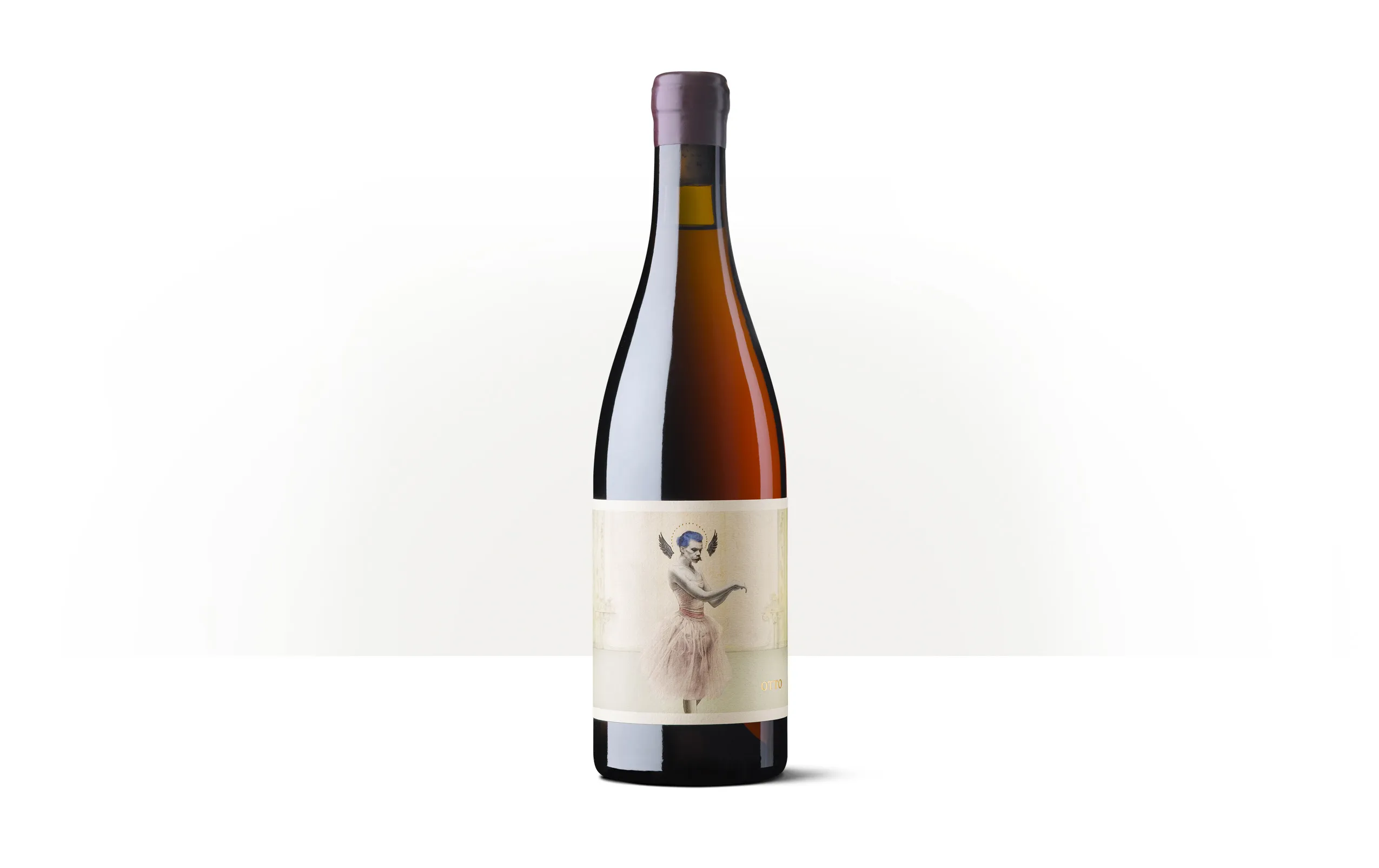 Silueta de una botella de Otto de Oxer Wines, con la ilustración del personaje en la etiqueta.