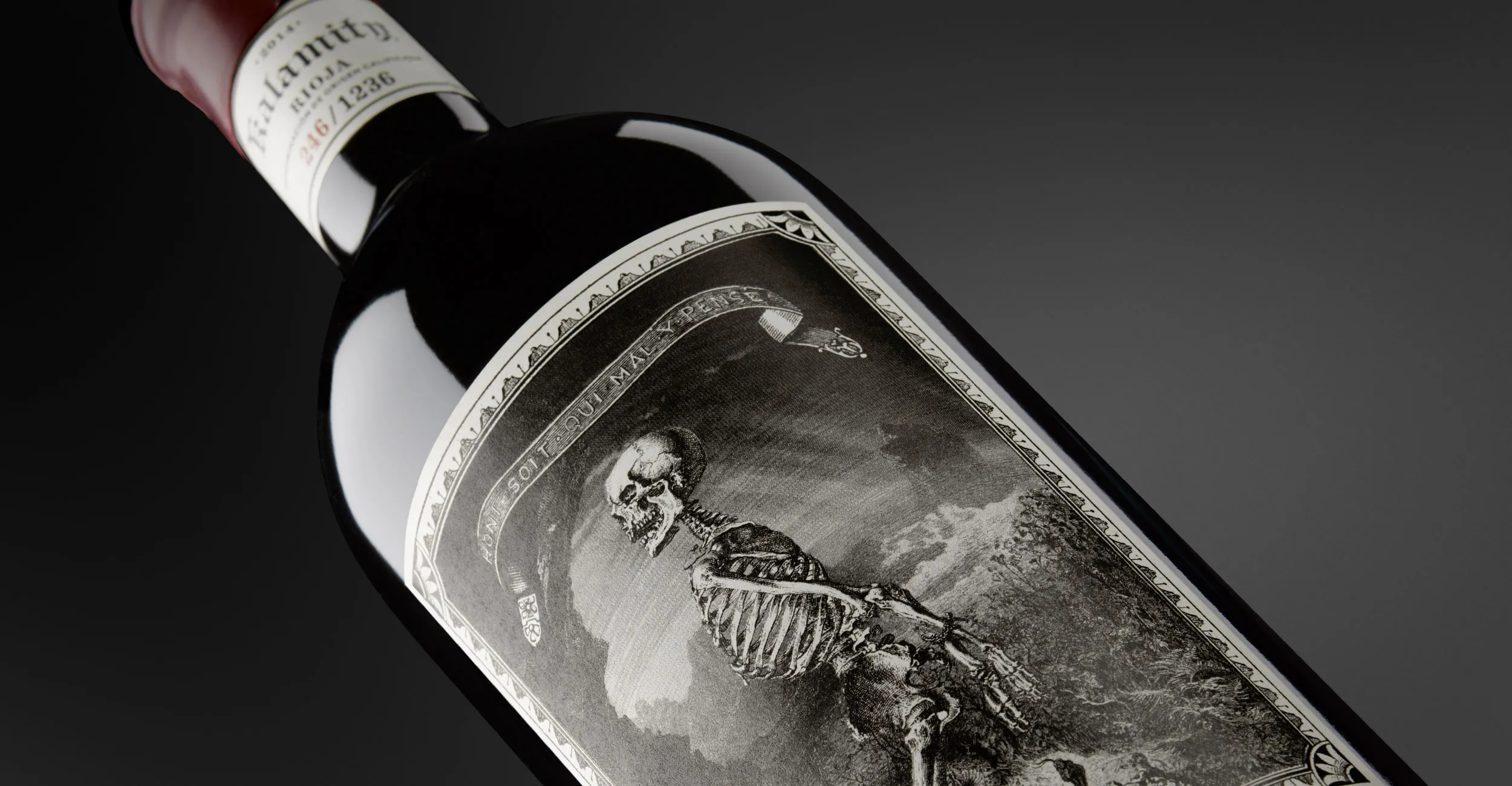 Botella de Kalamity de Oxer Wines, con etiqueta inspirada en antiguos grabados medievales.